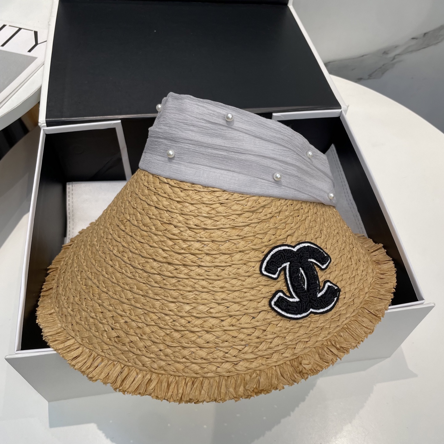  香奈儿新款空顶帽
甜美风
💙帽子整体因为是空顶的所以夏天不会有闷头的感觉并且不挑发型 脸型！防晒效果不