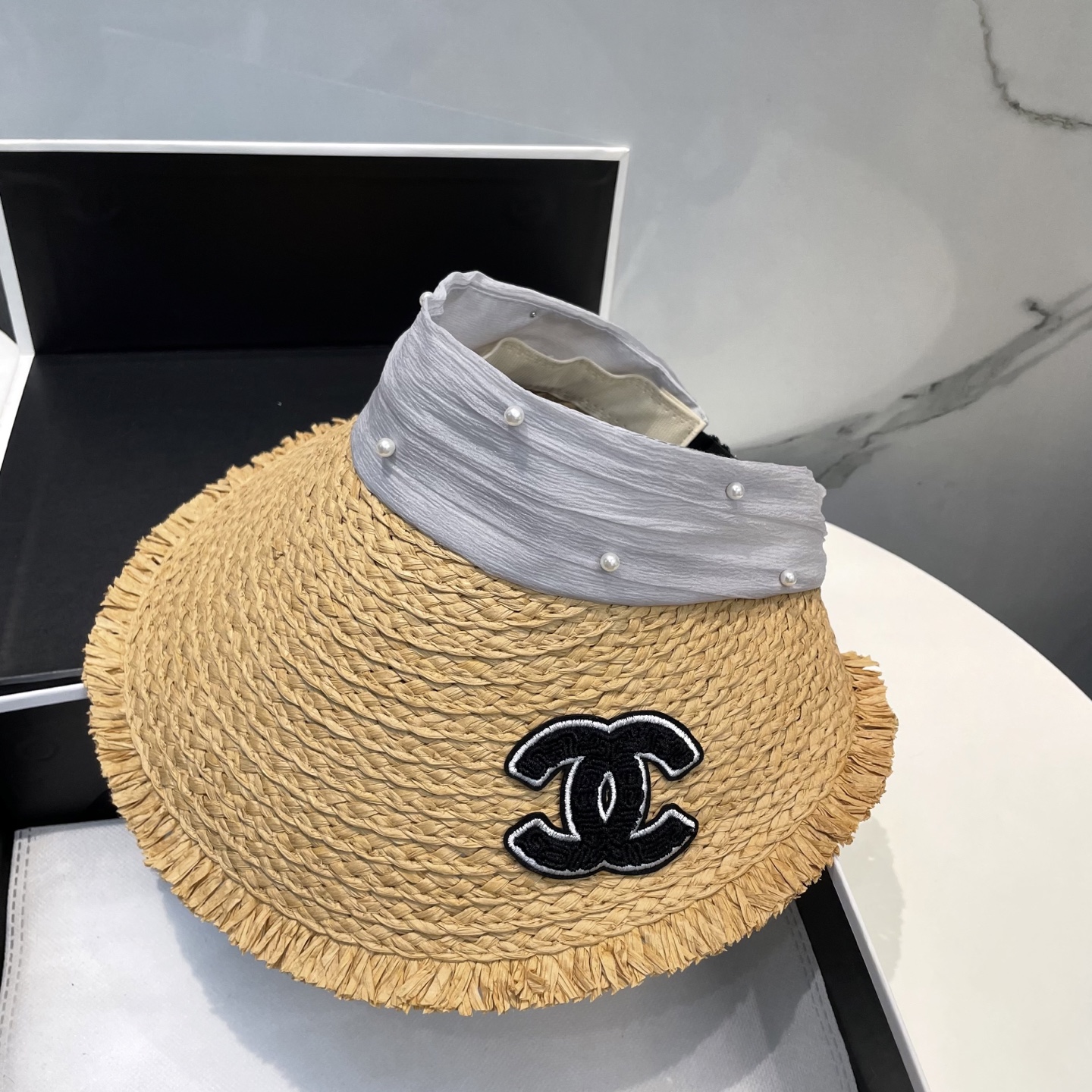  香奈儿新款空顶帽
甜美风
💙帽子整体因为是空顶的所以夏天不会有闷头的感觉并且不挑发型 脸型！防晒效果不