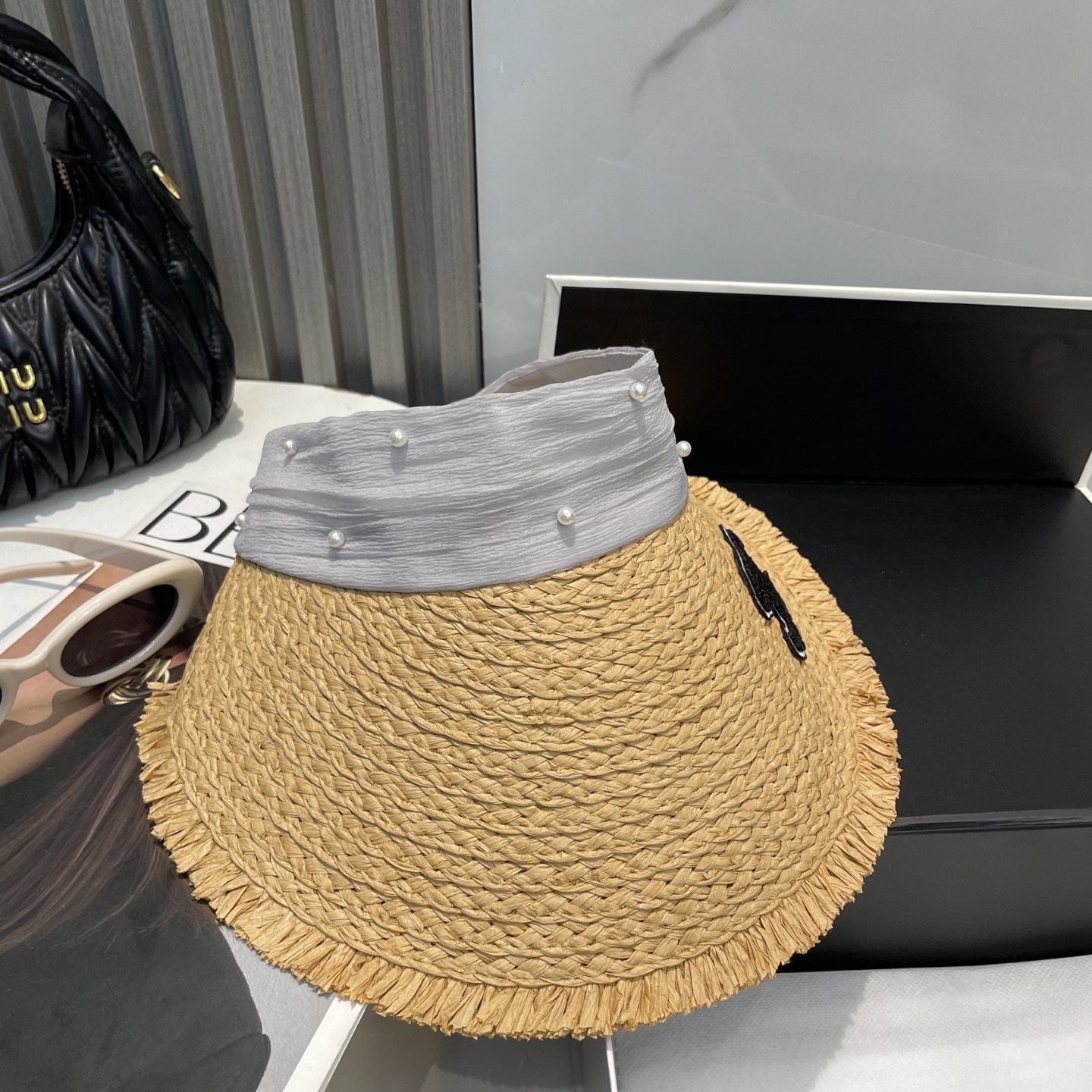  香奈儿新款空顶帽
甜美风
💙帽子整体因为是空顶的所以夏天不会有闷头的感觉并且不挑发型 脸型！防晒效果不