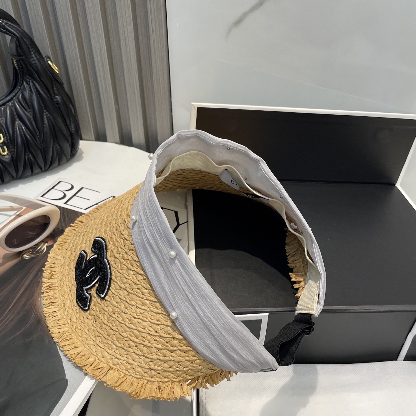  香奈儿新款空顶帽
甜美风
💙帽子整体因为是空顶的所以夏天不会有闷头的感觉并且不挑发型 脸型！防晒效果不