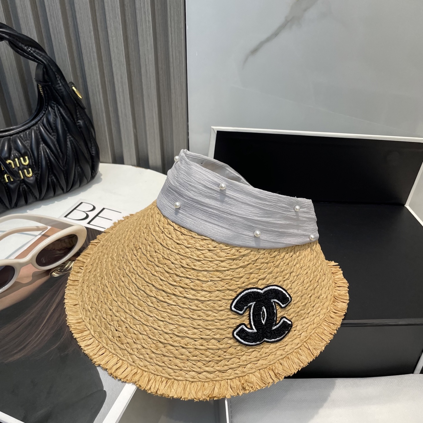  香奈儿新款空顶帽
甜美风
💙帽子整体因为是空顶的所以夏天不会有闷头的感觉并且不挑发型 脸型！防晒效果不