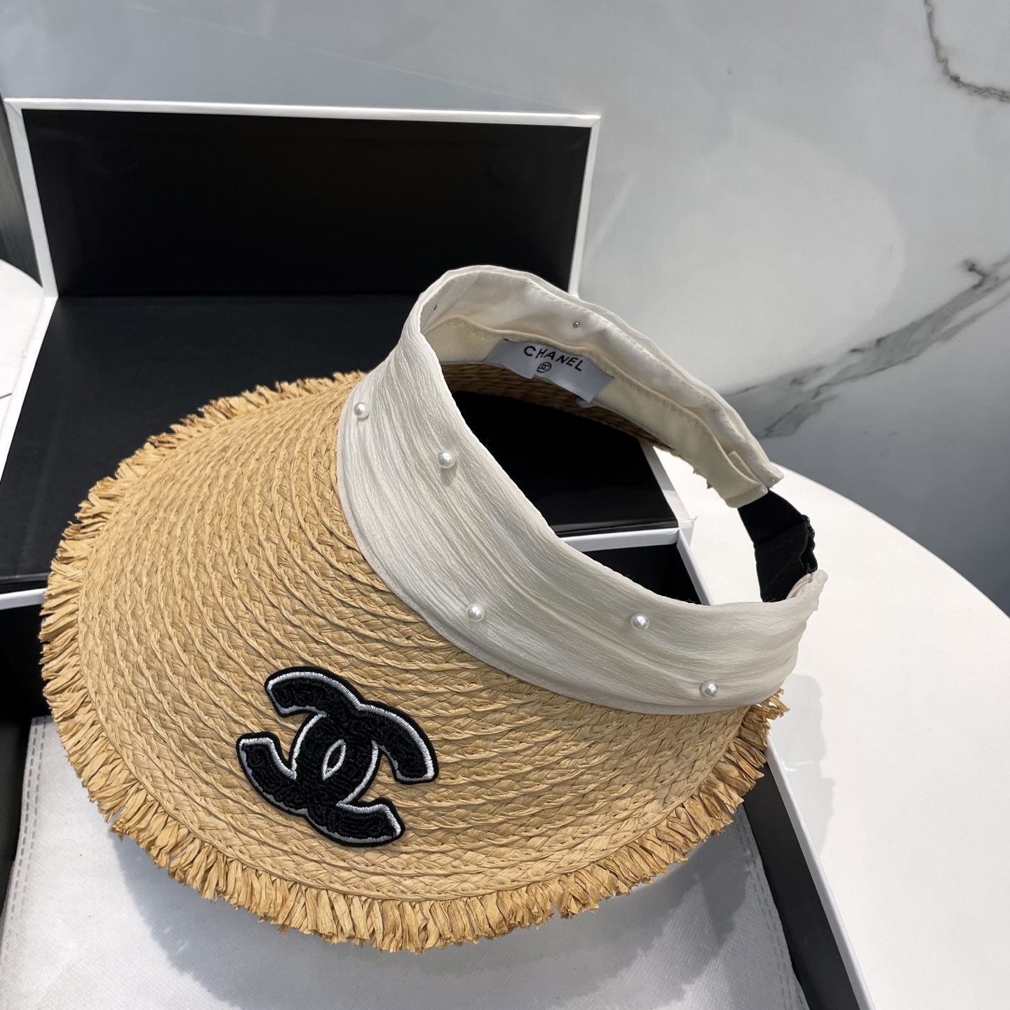  香奈儿新款空顶帽
甜美风
💙帽子整体因为是空顶的所以夏天不会有闷头的感觉并且不挑发型 脸型！防晒效果不