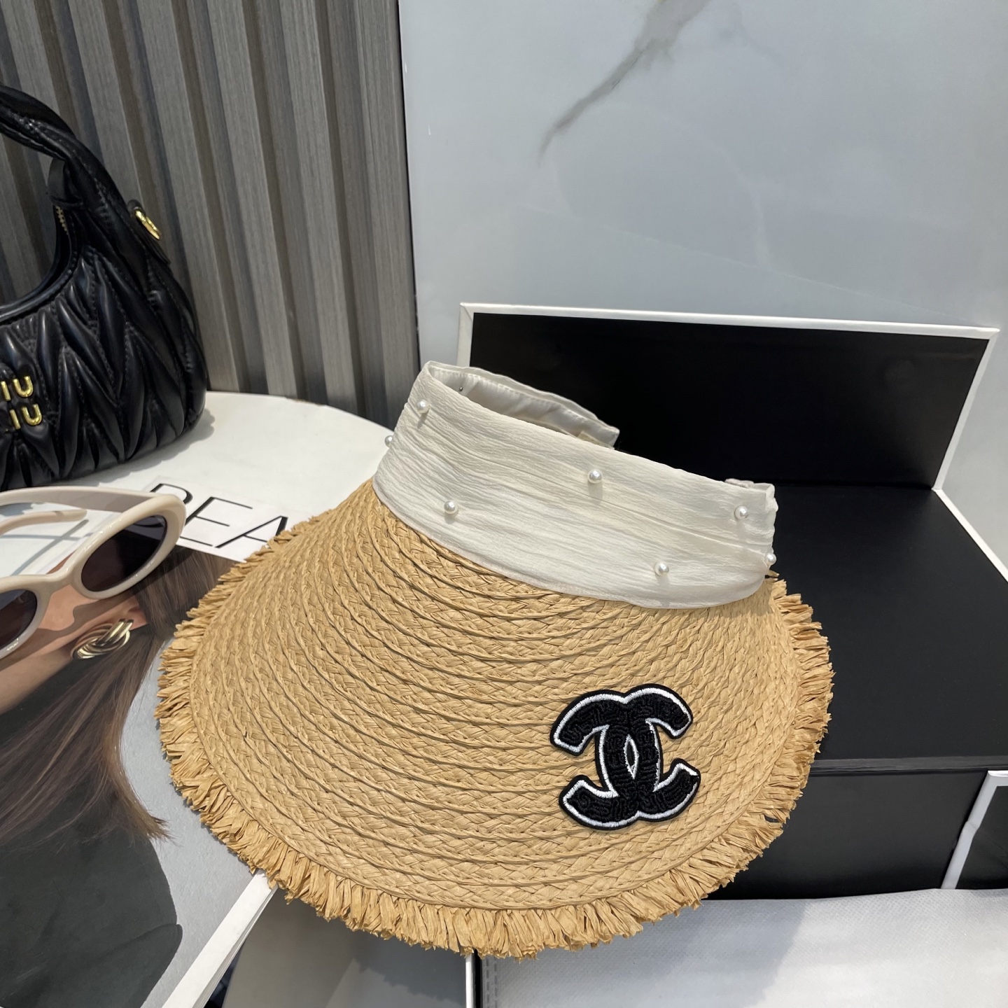  香奈儿新款空顶帽
甜美风
💙帽子整体因为是空顶的所以夏天不会有闷头的感觉并且不挑发型 脸型！防晒效果不