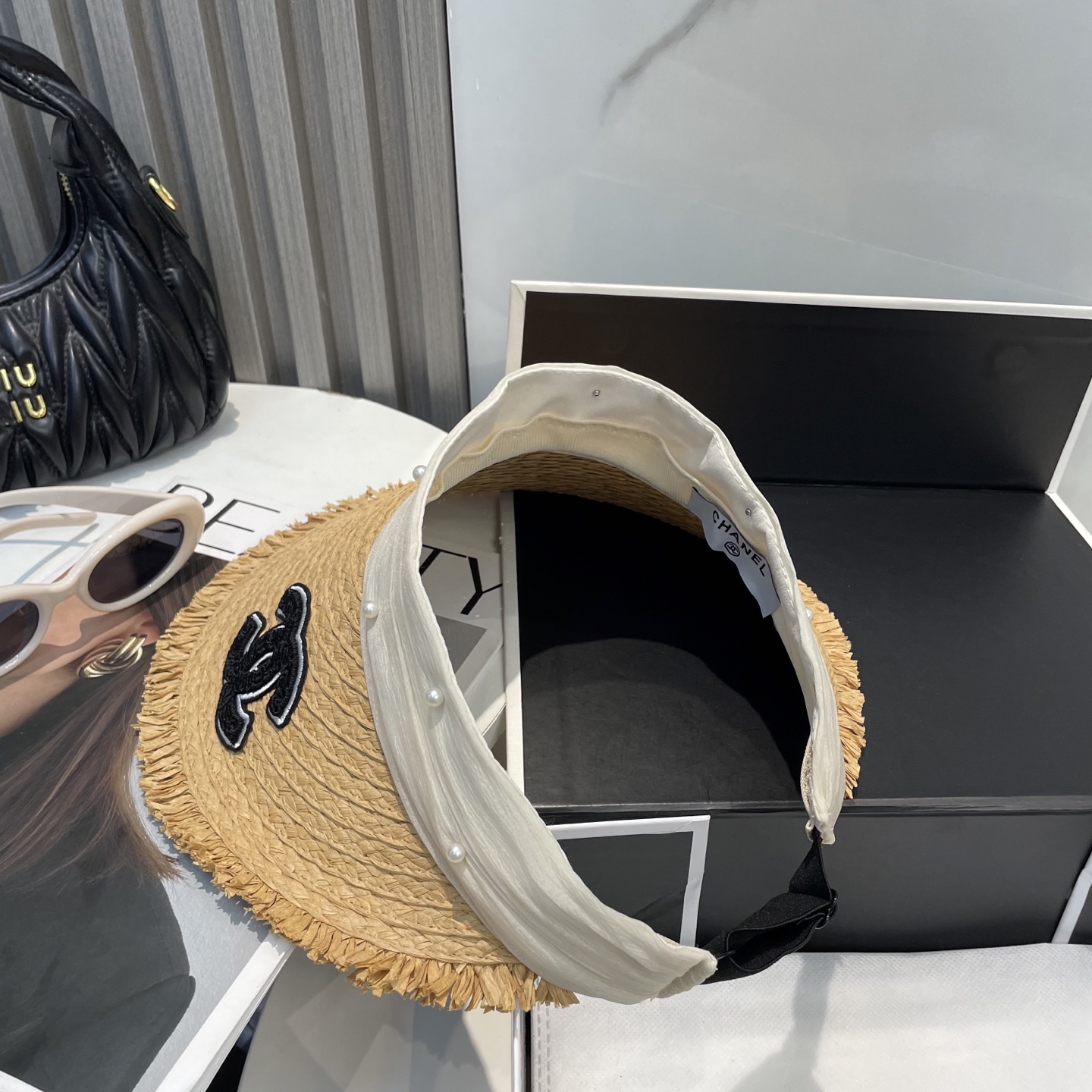  香奈儿新款空顶帽
甜美风
💙帽子整体因为是空顶的所以夏天不会有闷头的感觉并且不挑发型 脸型！防晒效果不