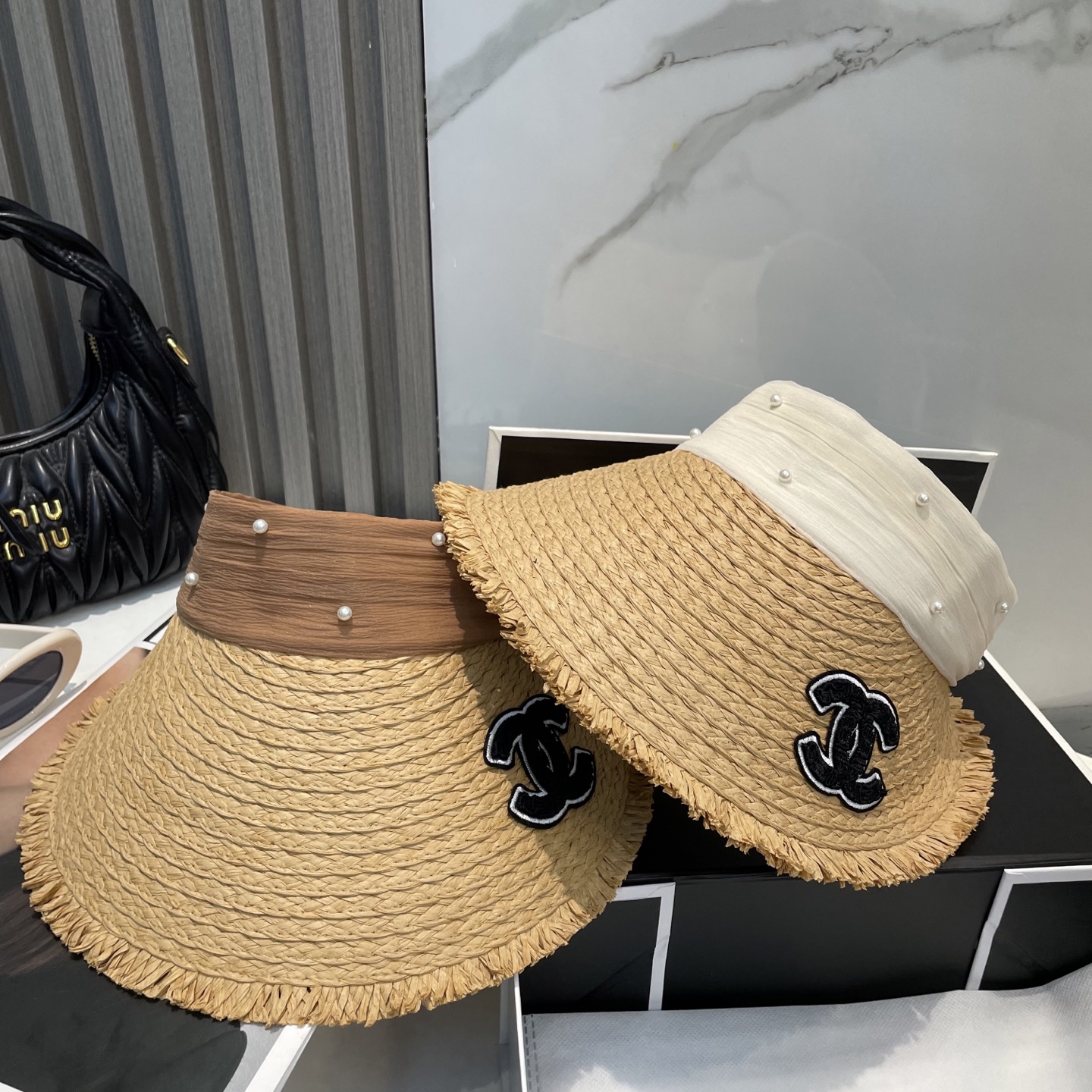  香奈儿新款空顶帽
甜美风
💙帽子整体因为是空顶的所以夏天不会有闷头的感觉并且不挑发型 脸型！防晒效果不