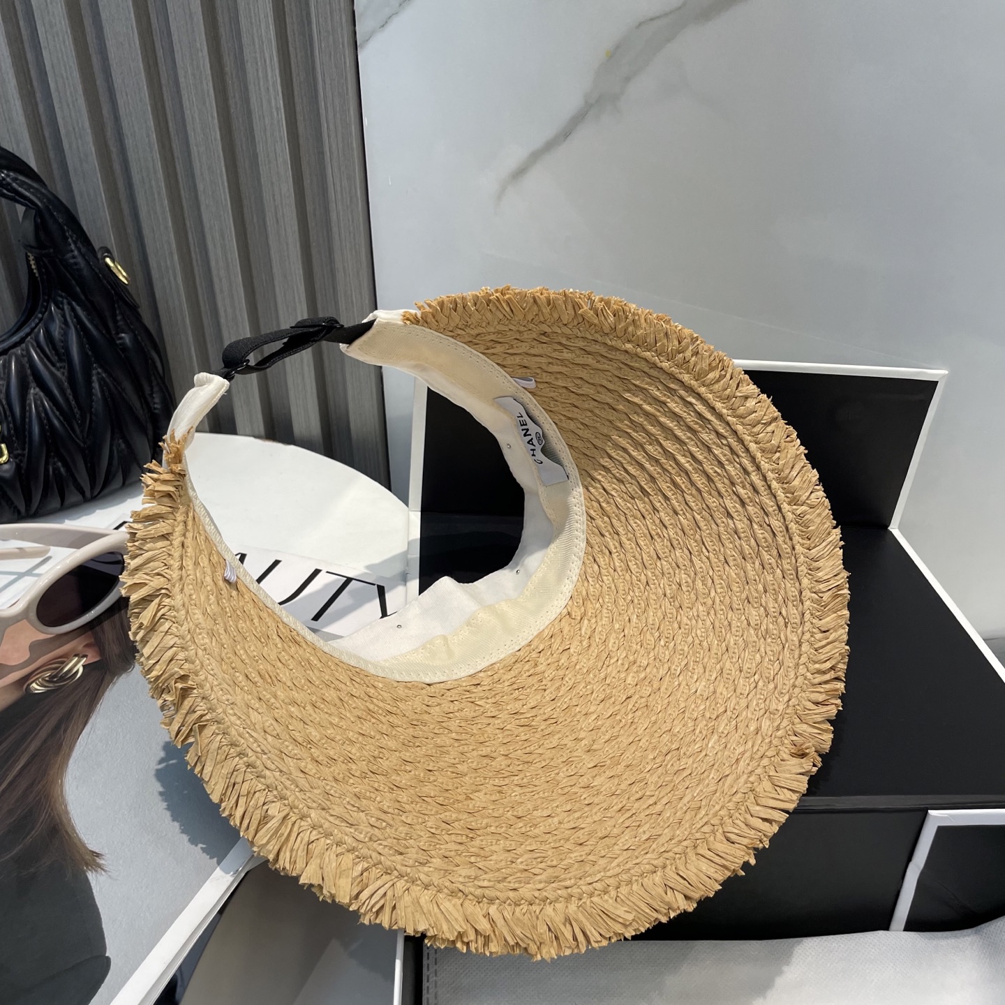  香奈儿新款空顶帽
甜美风
💙帽子整体因为是空顶的所以夏天不会有闷头的感觉并且不挑发型 脸型！防晒效果不