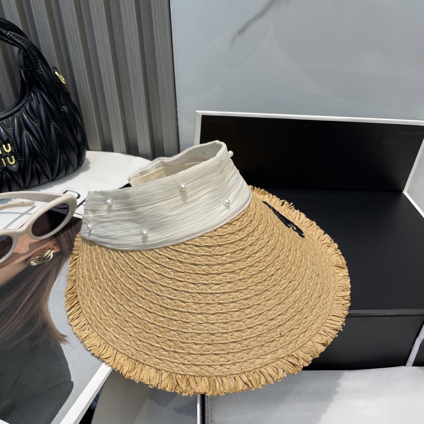  香奈儿新款空顶帽
甜美风
💙帽子整体因为是空顶的所以夏天不会有闷头的感觉并且不挑发型 脸型！防晒效果不