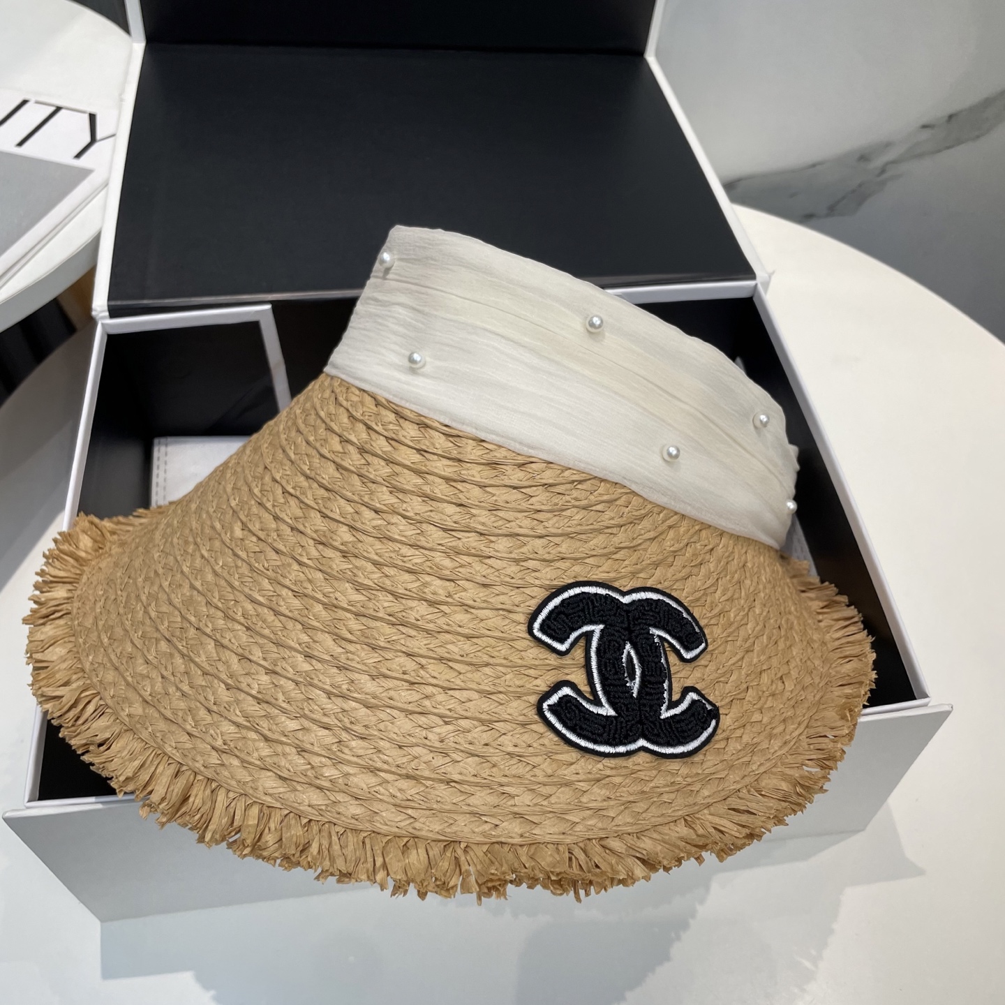  香奈儿新款空顶帽
甜美风
💙帽子整体因为是空顶的所以夏天不会有闷头的感觉并且不挑发型 脸型！防晒效果不