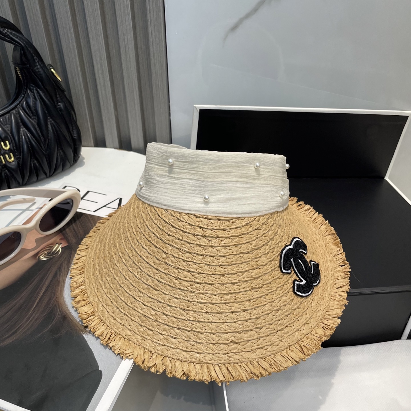  香奈儿新款空顶帽
甜美风
💙帽子整体因为是空顶的所以夏天不会有闷头的感觉并且不挑发型 脸型！防晒效果不