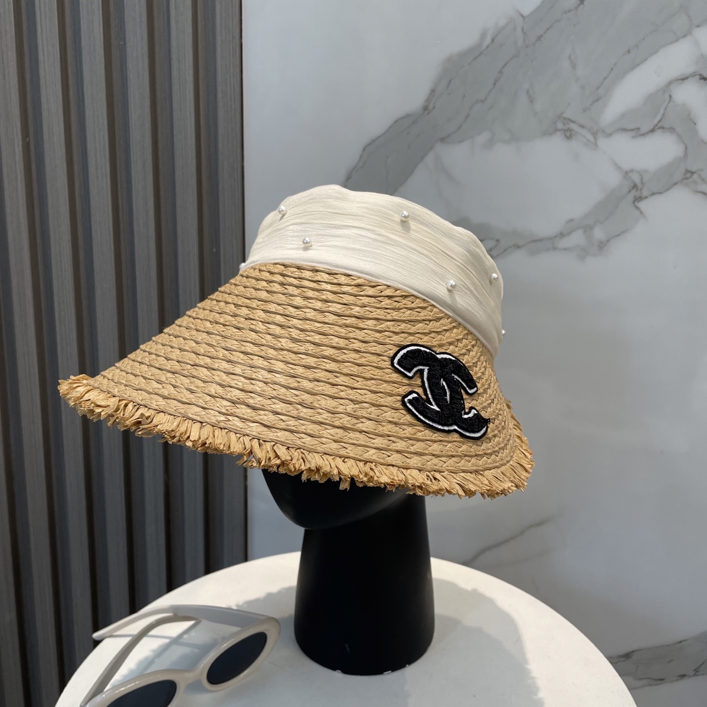  香奈儿新款空顶帽
甜美风
💙帽子整体因为是空顶的所以夏天不会有闷头的感觉并且不挑发型 脸型！防晒效果不