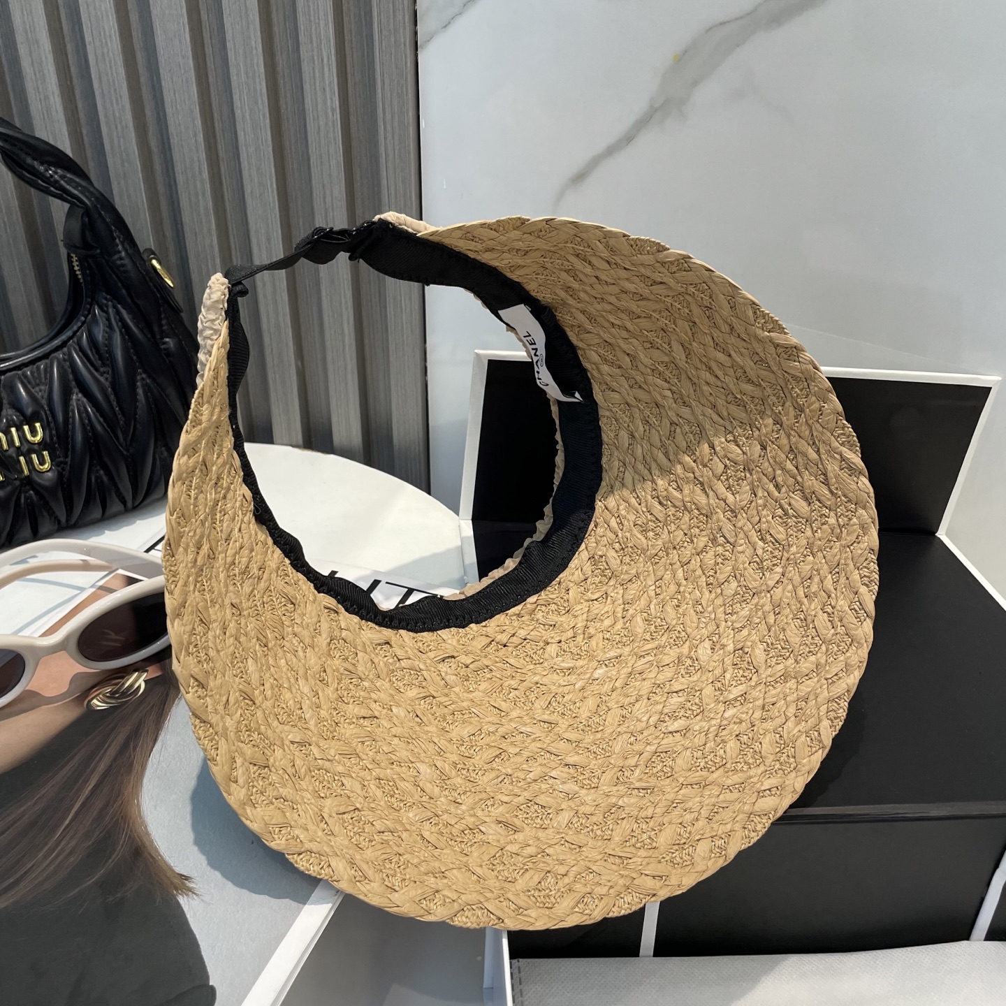  香奈儿新款空顶帽
甜美风
💙帽子整体因为是空顶的所以夏天不会有闷头的感觉并且不挑发型 脸型！防晒效果不