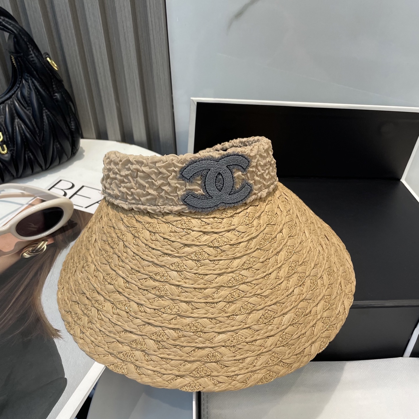  香奈儿新款空顶帽
甜美风
💙帽子整体因为是空顶的所以夏天不会有闷头的感觉并且不挑发型 脸型！防晒效果不