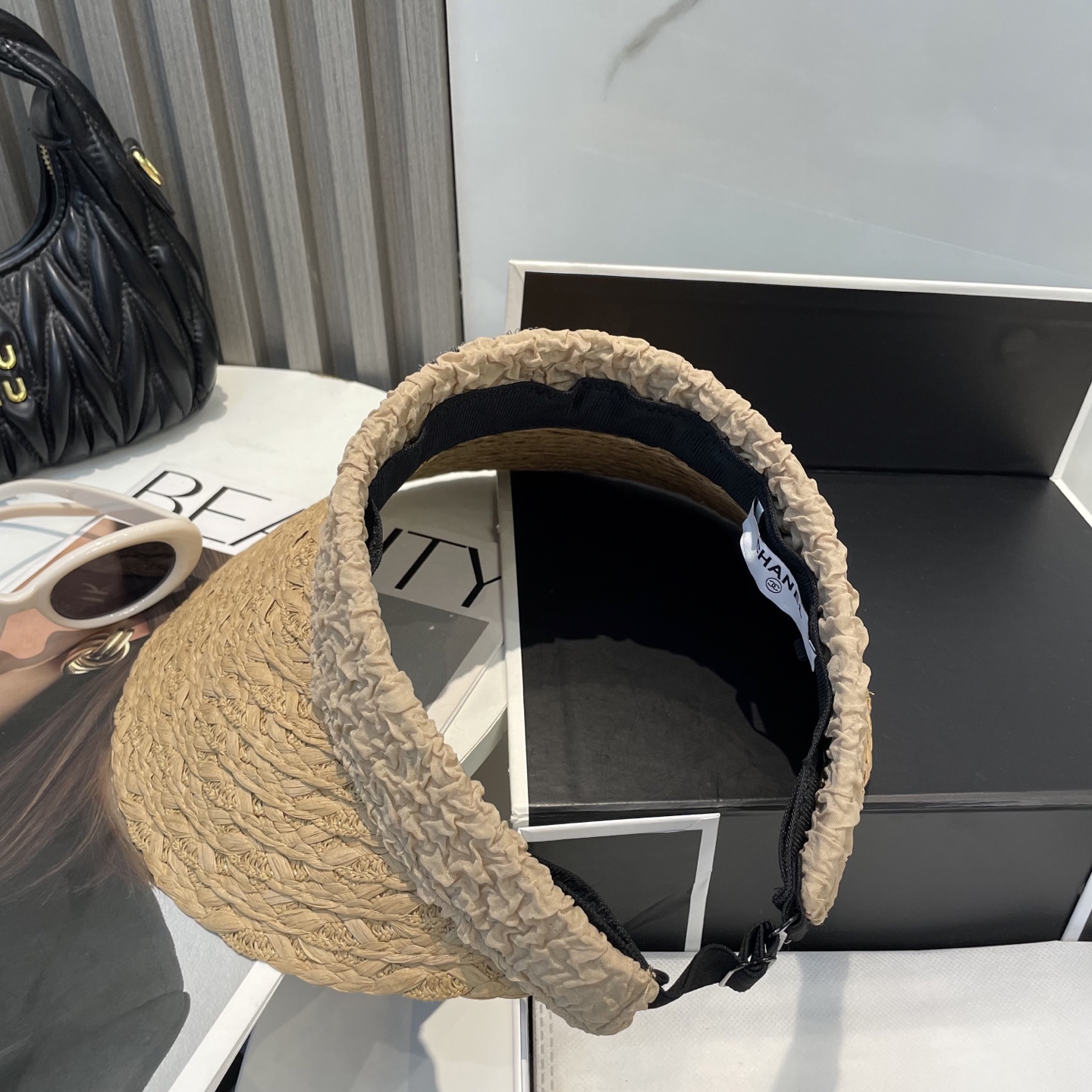  香奈儿新款空顶帽
甜美风
💙帽子整体因为是空顶的所以夏天不会有闷头的感觉并且不挑发型 脸型！防晒效果不