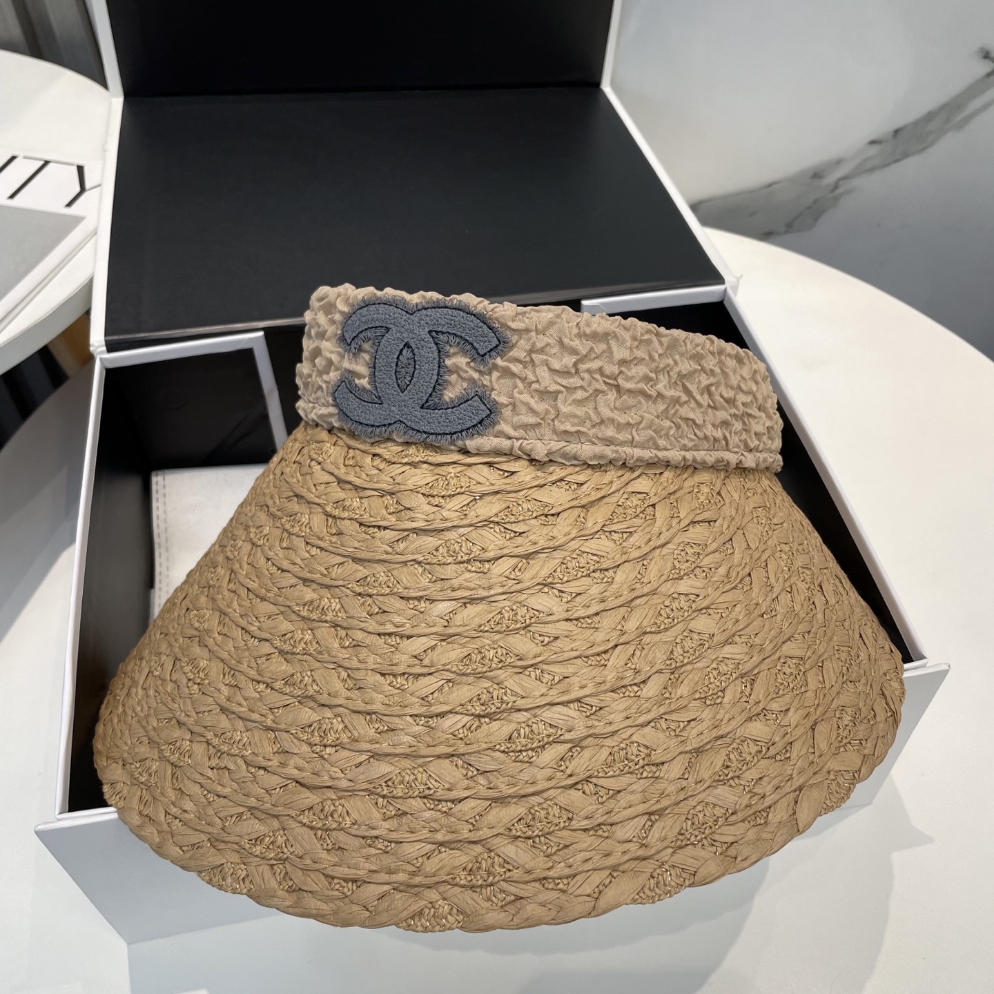  香奈儿新款空顶帽
甜美风
💙帽子整体因为是空顶的所以夏天不会有闷头的感觉并且不挑发型 脸型！防晒效果不