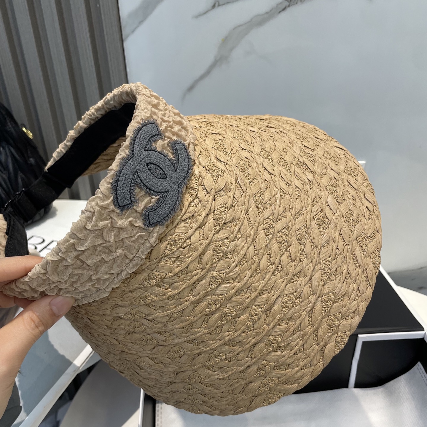  香奈儿新款空顶帽
甜美风
💙帽子整体因为是空顶的所以夏天不会有闷头的感觉并且不挑发型 脸型！防晒效果不