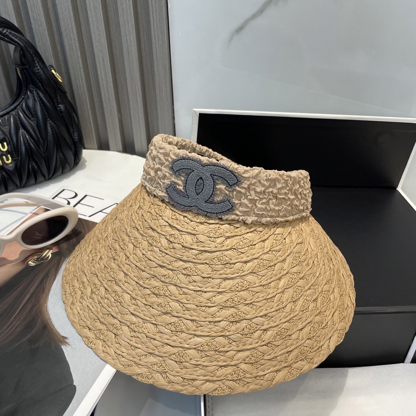  香奈儿新款空顶帽
甜美风
💙帽子整体因为是空顶的所以夏天不会有闷头的感觉并且不挑发型 脸型！防晒效果不