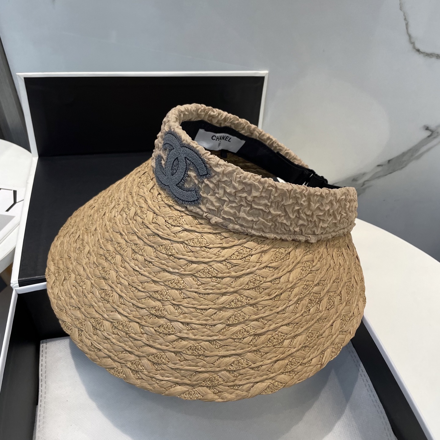  香奈儿新款空顶帽
甜美风
💙帽子整体因为是空顶的所以夏天不会有闷头的感觉并且不挑发型 脸型！防晒效果不