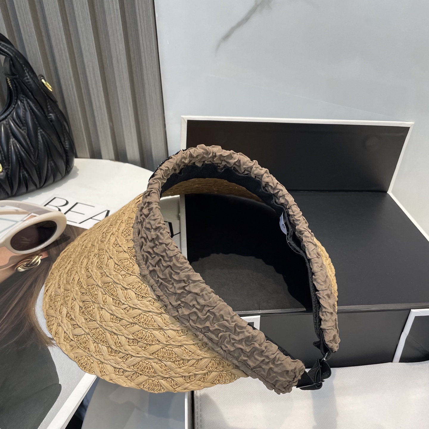  香奈儿新款空顶帽
甜美风
💙帽子整体因为是空顶的所以夏天不会有闷头的感觉并且不挑发型 脸型！防晒效果不