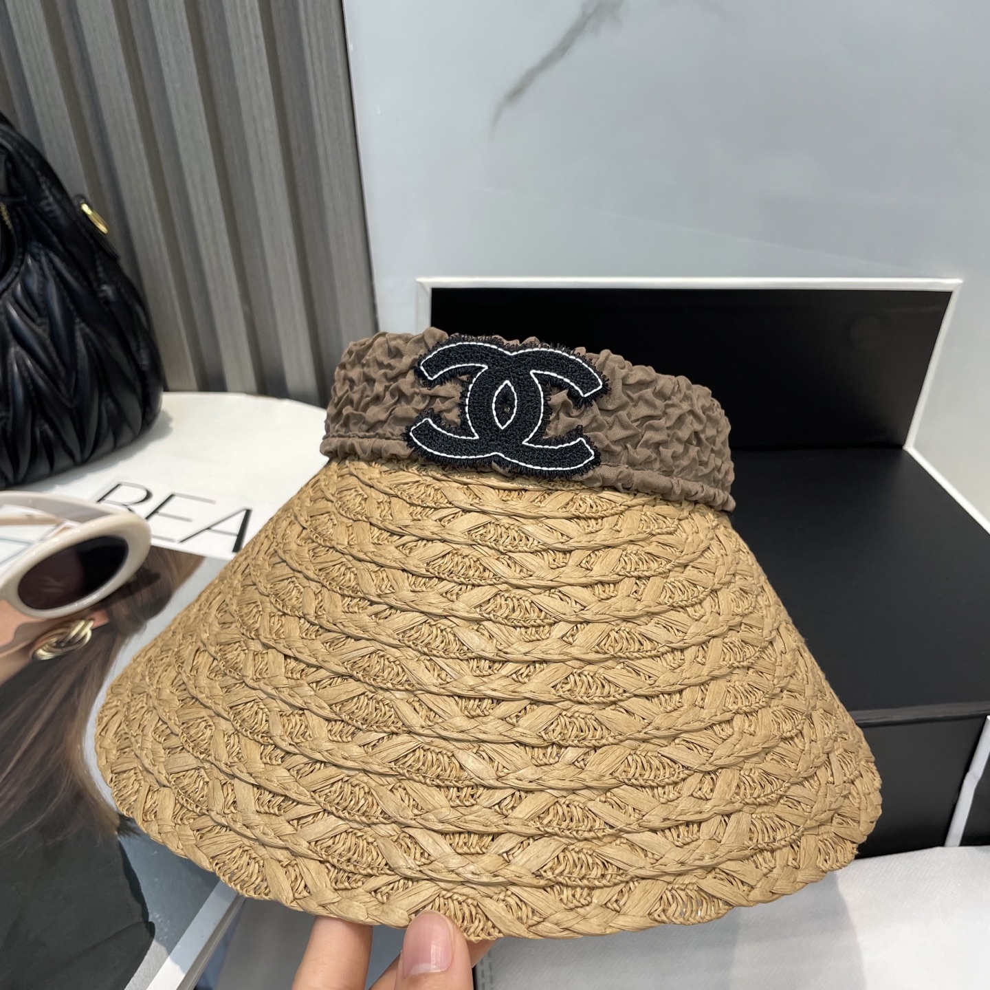  香奈儿新款空顶帽
甜美风
💙帽子整体因为是空顶的所以夏天不会有闷头的感觉并且不挑发型 脸型！防晒效果不