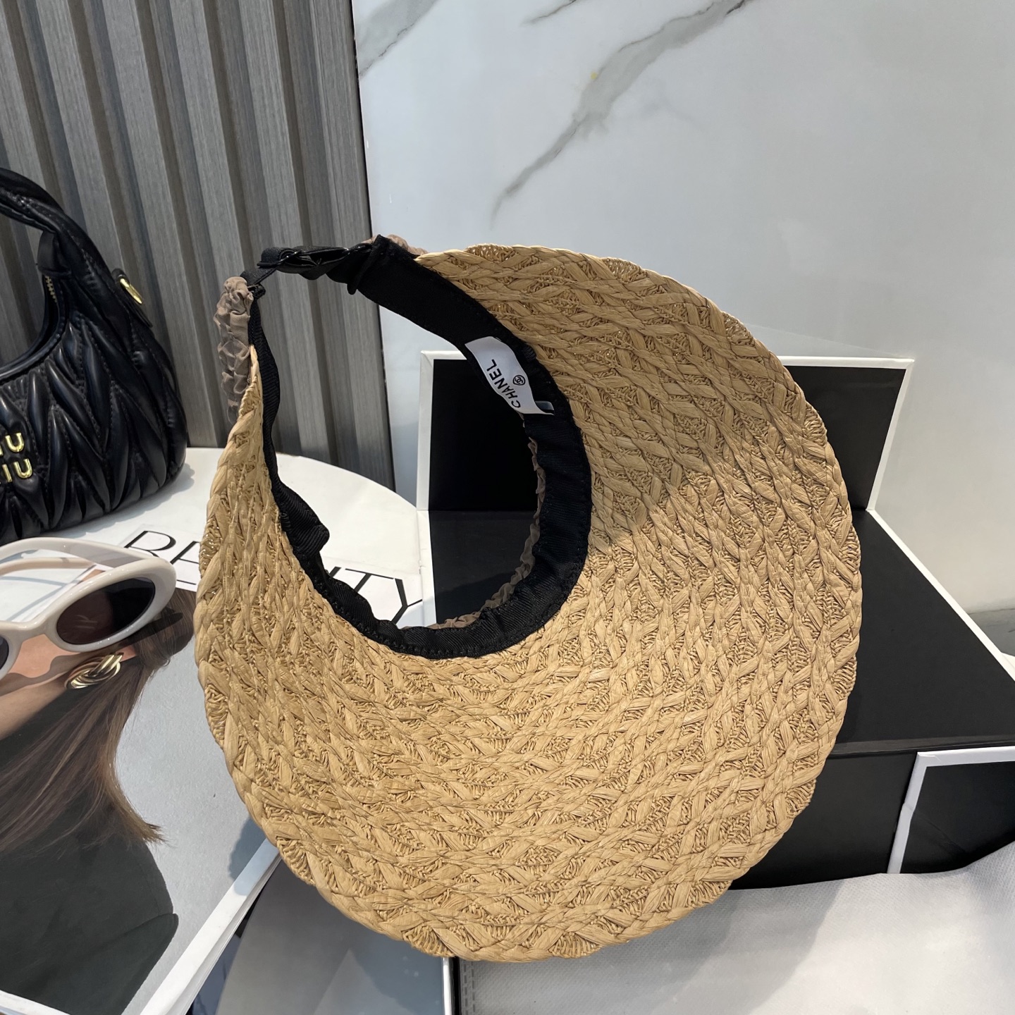  香奈儿新款空顶帽
甜美风
💙帽子整体因为是空顶的所以夏天不会有闷头的感觉并且不挑发型 脸型！防晒效果不