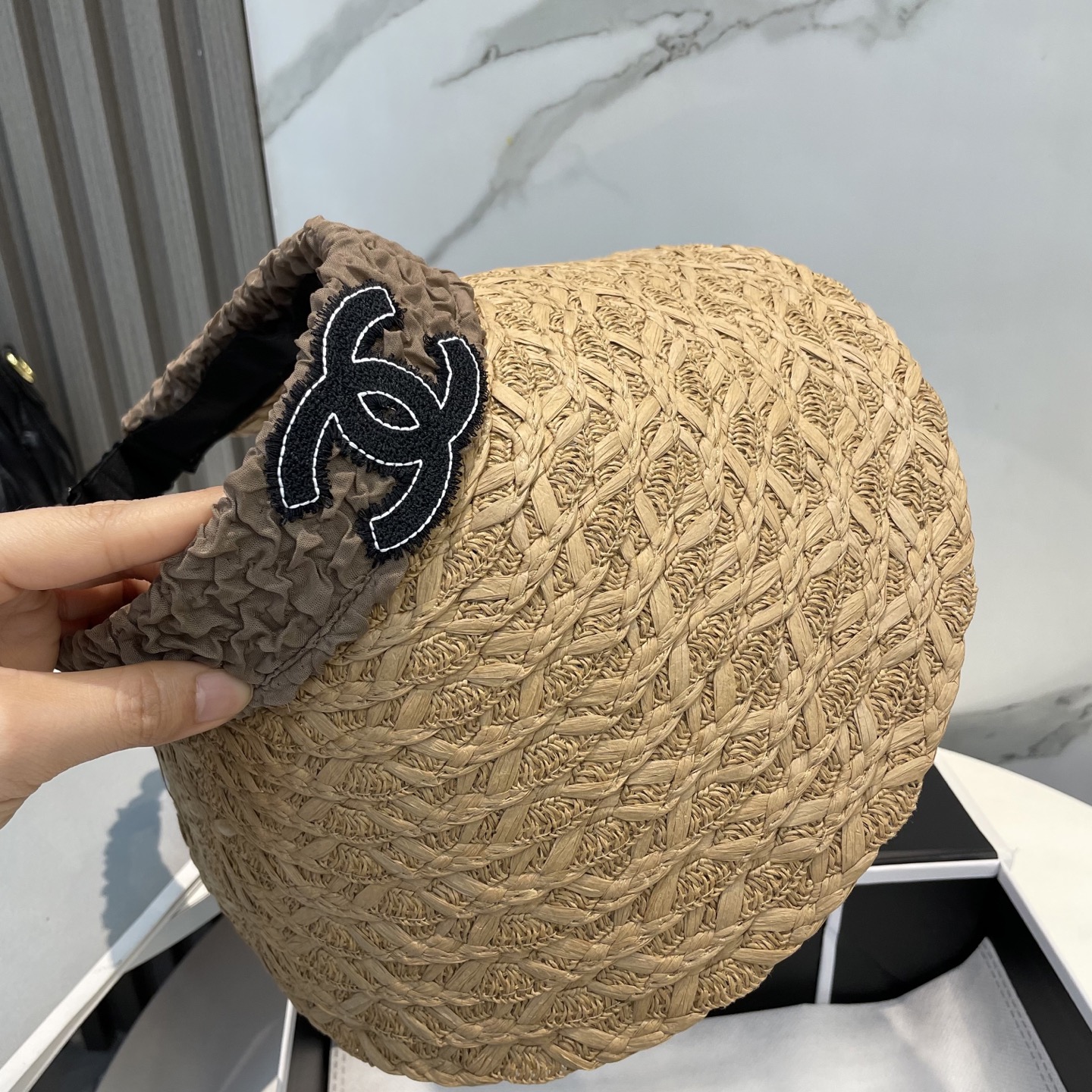  香奈儿新款空顶帽
甜美风
💙帽子整体因为是空顶的所以夏天不会有闷头的感觉并且不挑发型 脸型！防晒效果不