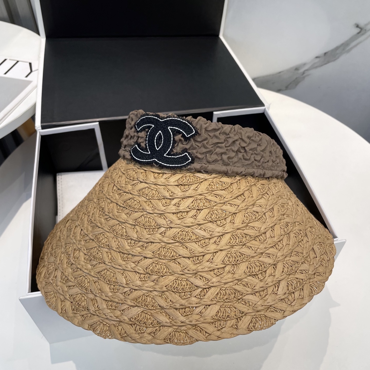  香奈儿新款空顶帽
甜美风
💙帽子整体因为是空顶的所以夏天不会有闷头的感觉并且不挑发型 脸型！防晒效果不