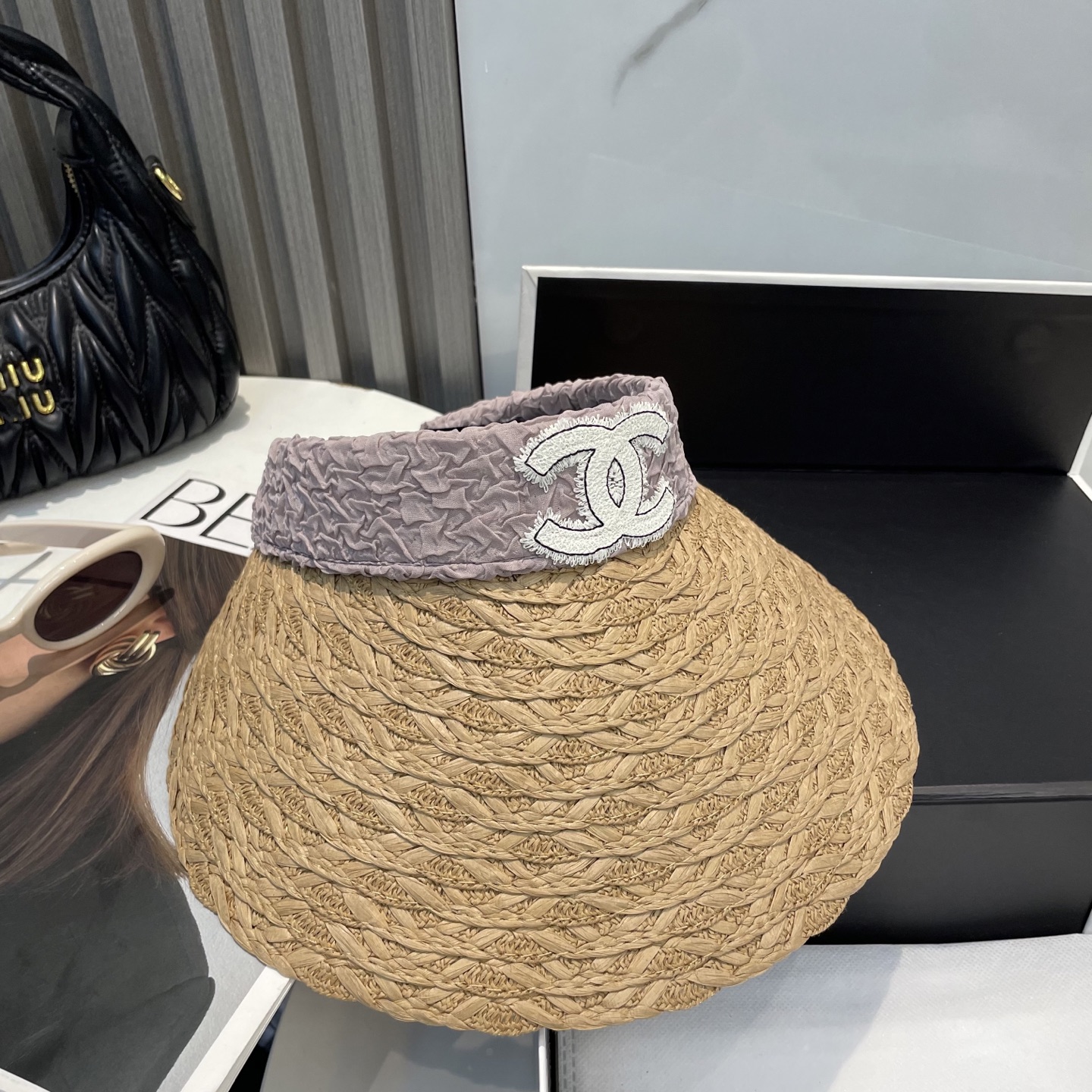  香奈儿新款空顶帽
甜美风
💙帽子整体因为是空顶的所以夏天不会有闷头的感觉并且不挑发型 脸型！防晒效果不