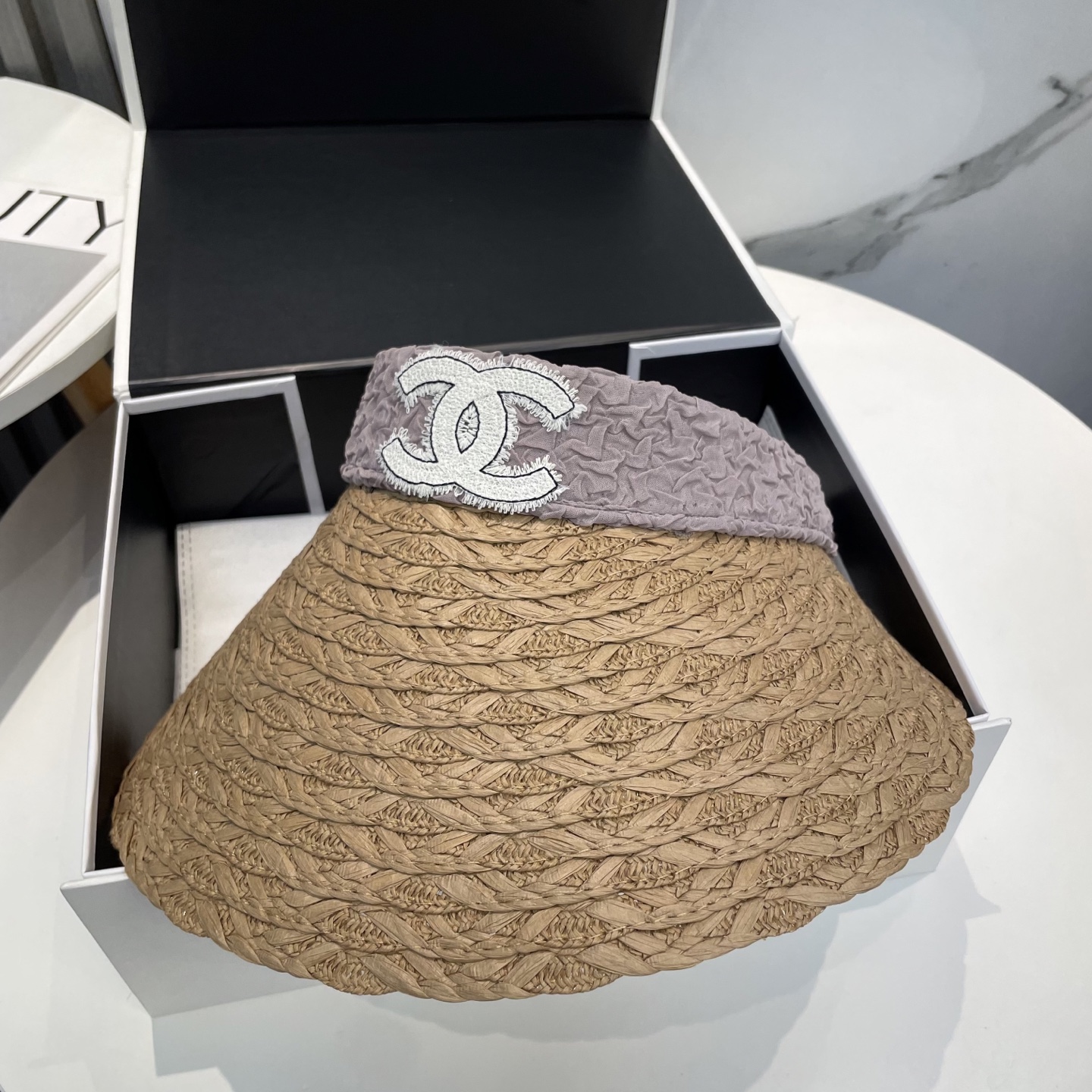  香奈儿新款空顶帽
甜美风
💙帽子整体因为是空顶的所以夏天不会有闷头的感觉并且不挑发型 脸型！防晒效果不