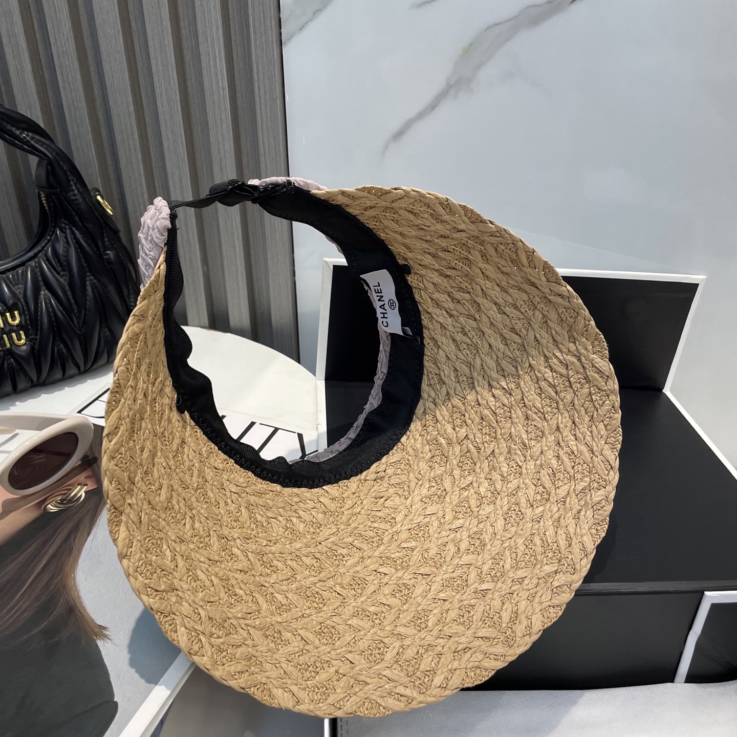  香奈儿新款空顶帽
甜美风
💙帽子整体因为是空顶的所以夏天不会有闷头的感觉并且不挑发型 脸型！防晒效果不