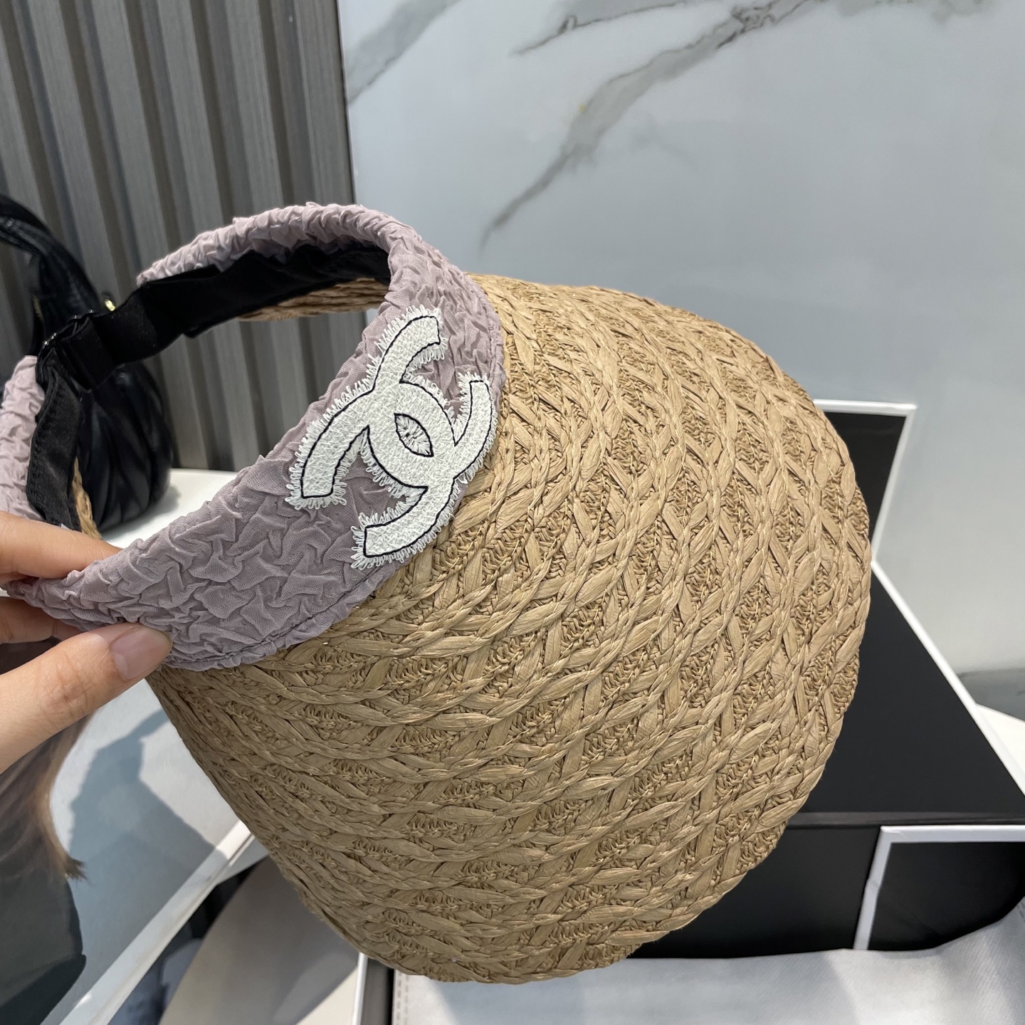  香奈儿新款空顶帽
甜美风
💙帽子整体因为是空顶的所以夏天不会有闷头的感觉并且不挑发型 脸型！防晒效果不