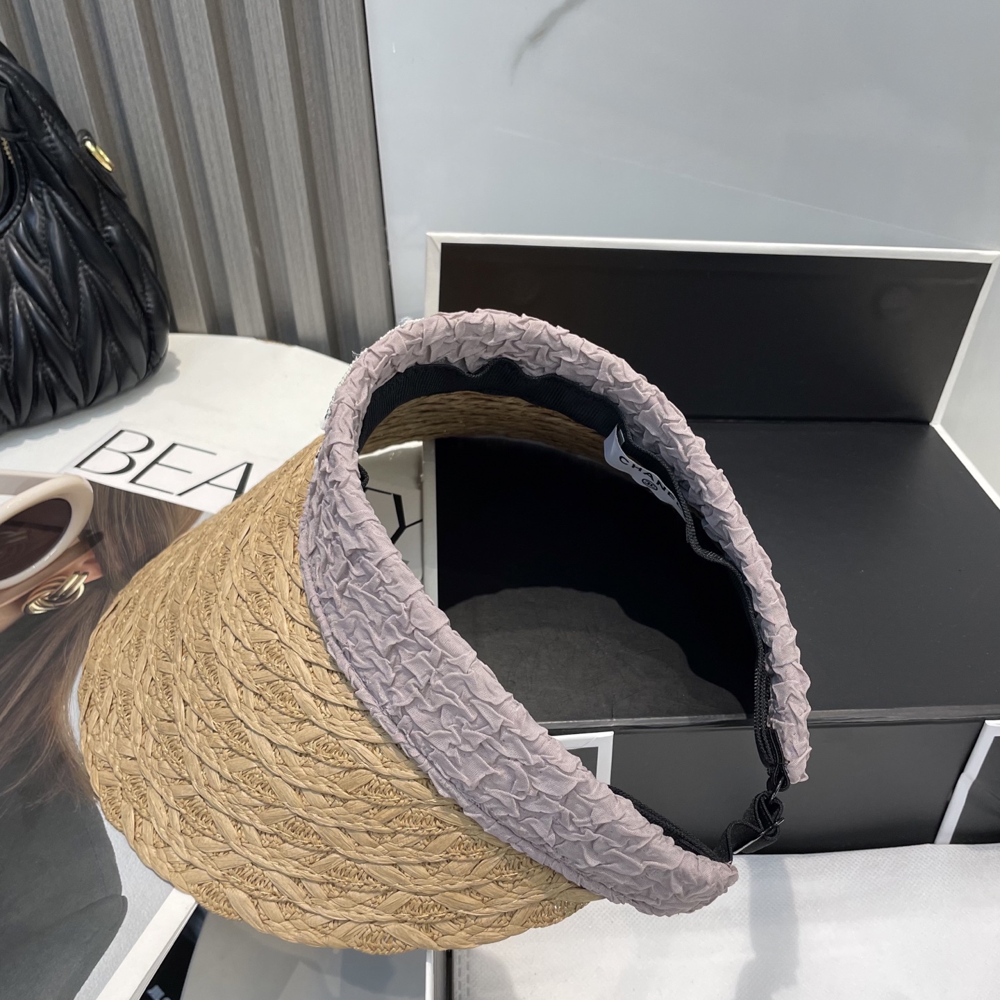  香奈儿新款空顶帽
甜美风
💙帽子整体因为是空顶的所以夏天不会有闷头的感觉并且不挑发型 脸型！防晒效果不