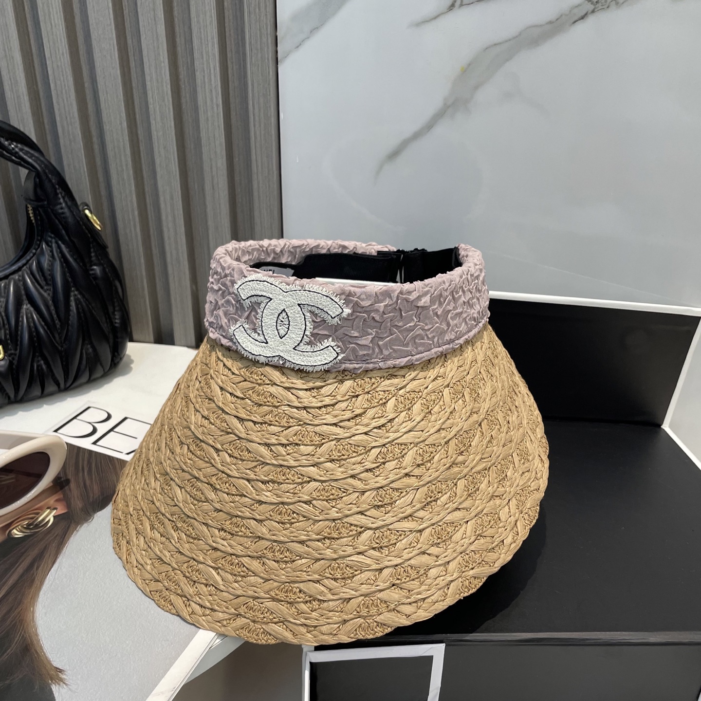  香奈儿新款空顶帽
甜美风
💙帽子整体因为是空顶的所以夏天不会有闷头的感觉并且不挑发型 脸型！防晒效果不