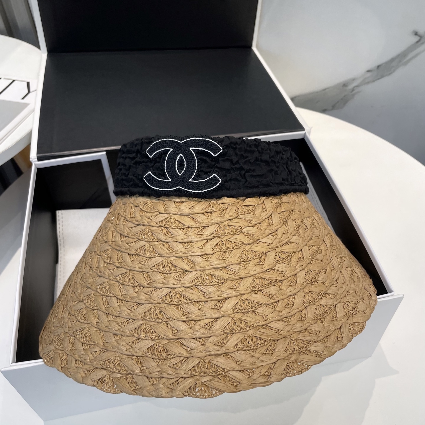  香奈儿新款空顶帽
甜美风
💙帽子整体因为是空顶的所以夏天不会有闷头的感觉并且不挑发型 脸型！防晒效果不