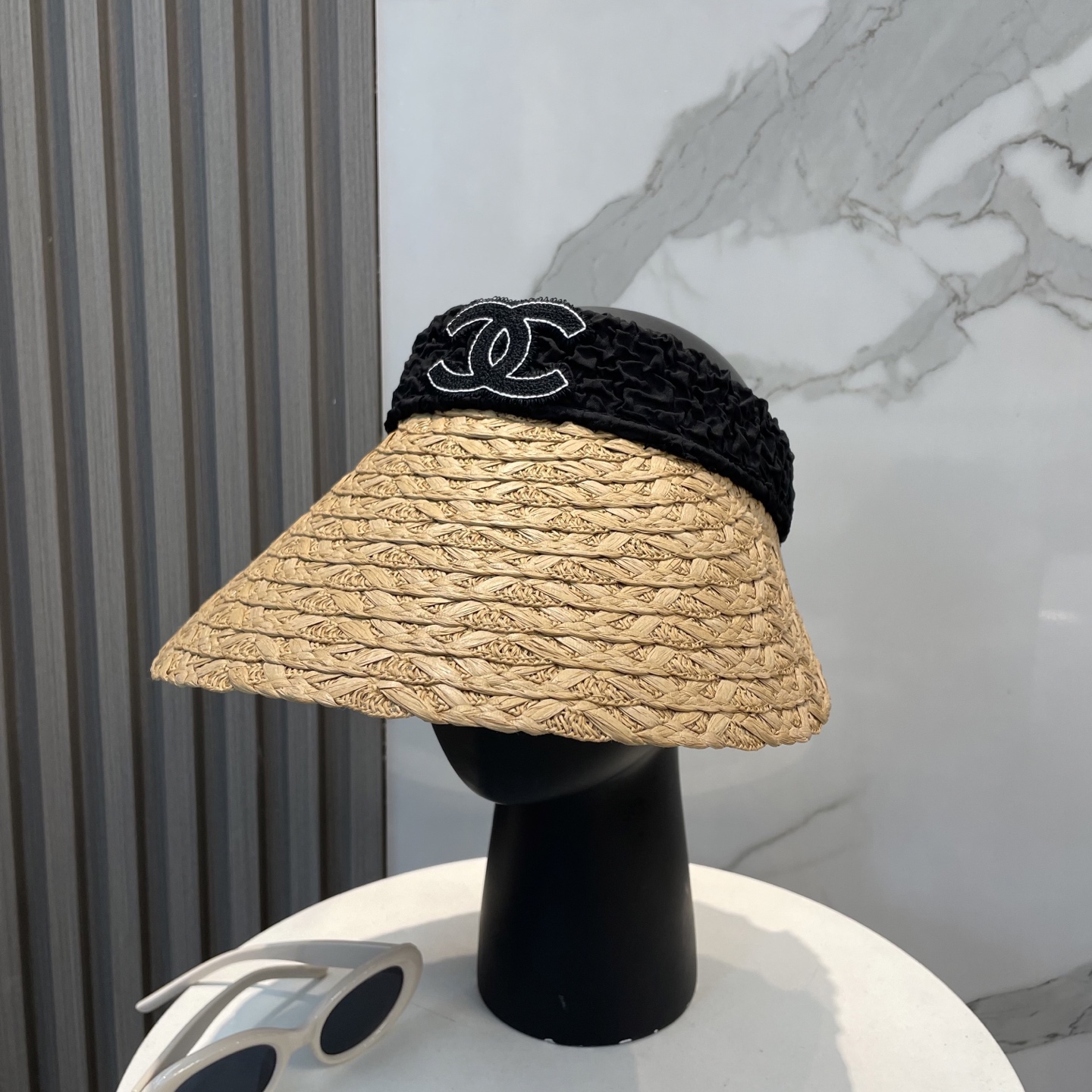  香奈儿新款空顶帽
甜美风
💙帽子整体因为是空顶的所以夏天不会有闷头的感觉并且不挑发型 脸型！防晒效果不