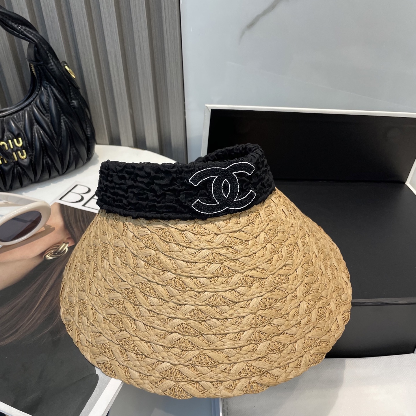  香奈儿新款空顶帽
甜美风
💙帽子整体因为是空顶的所以夏天不会有闷头的感觉并且不挑发型 脸型！防晒效果不