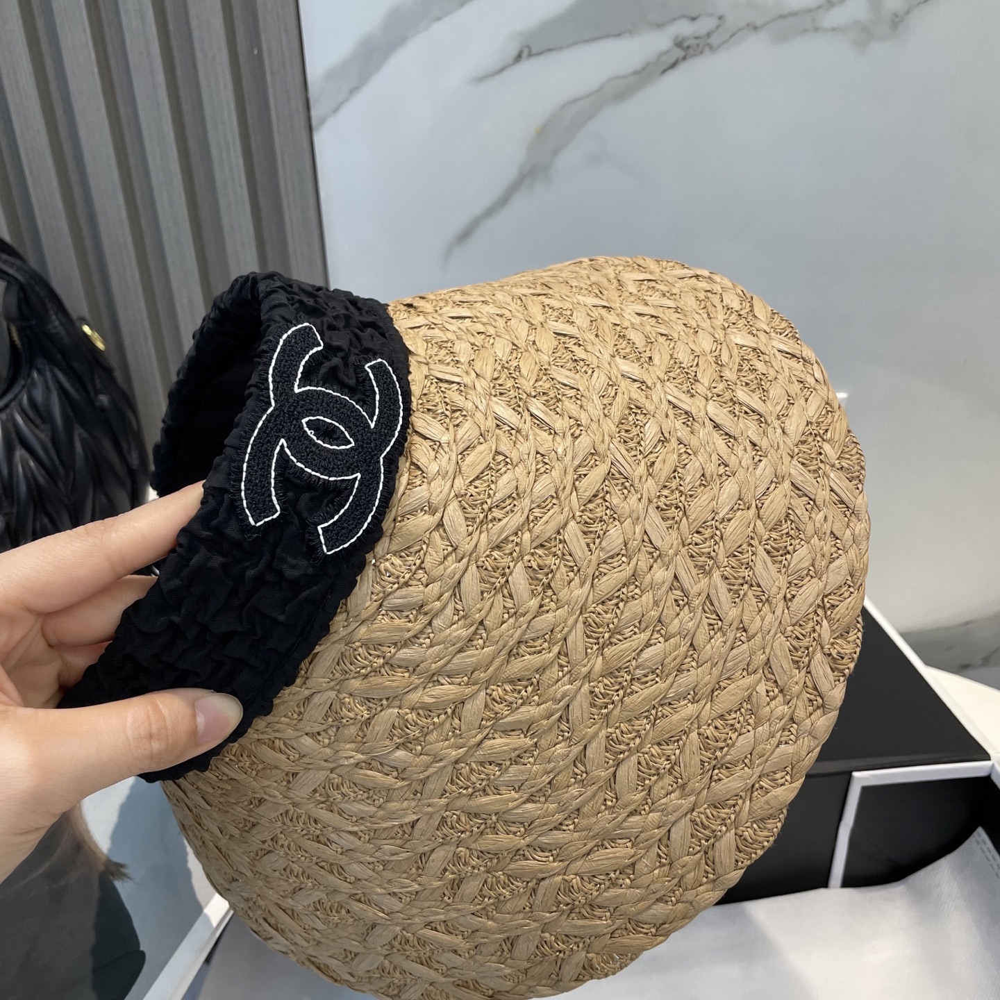  香奈儿新款空顶帽
甜美风
💙帽子整体因为是空顶的所以夏天不会有闷头的感觉并且不挑发型 脸型！防晒效果不