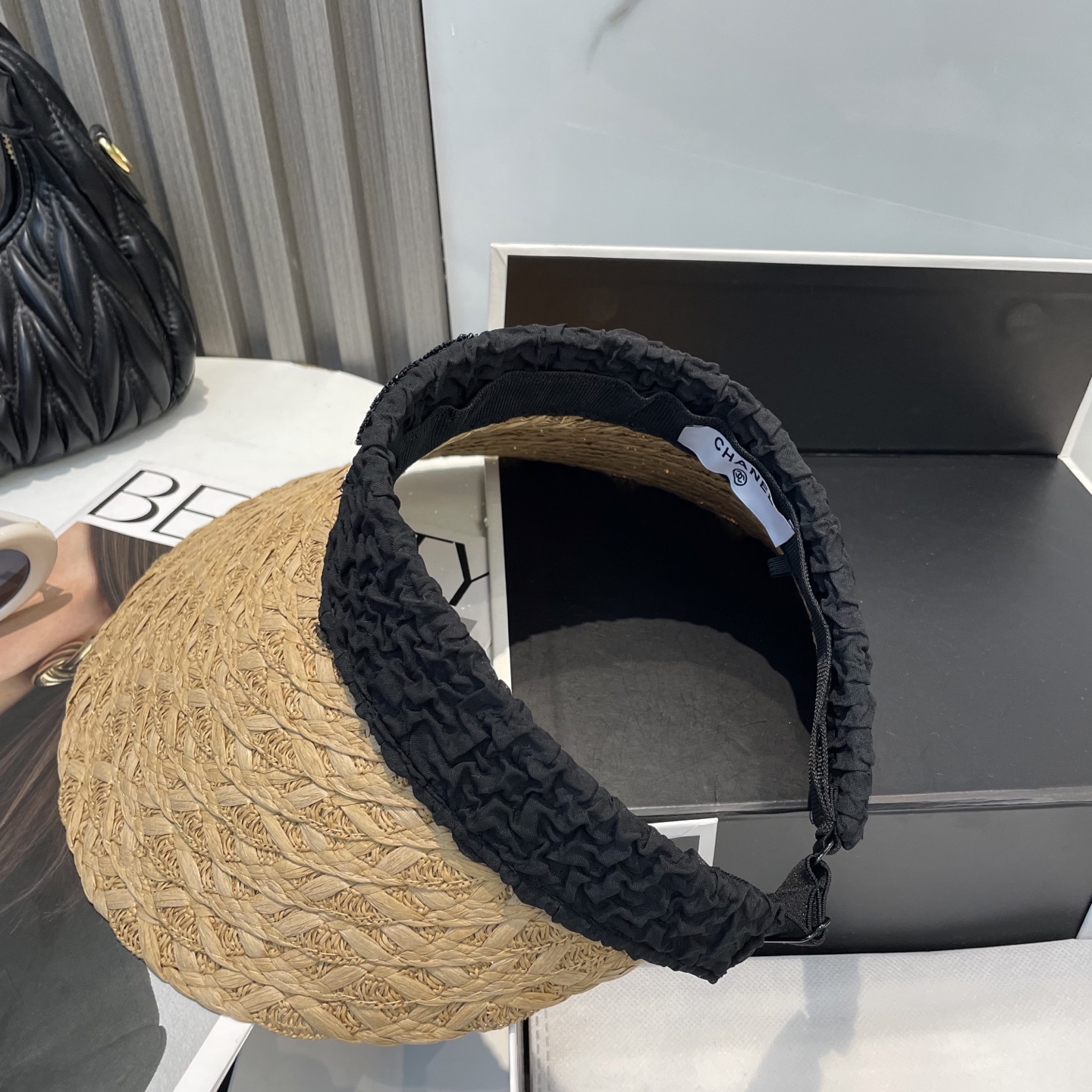  香奈儿新款空顶帽
甜美风
💙帽子整体因为是空顶的所以夏天不会有闷头的感觉并且不挑发型 脸型！防晒效果不