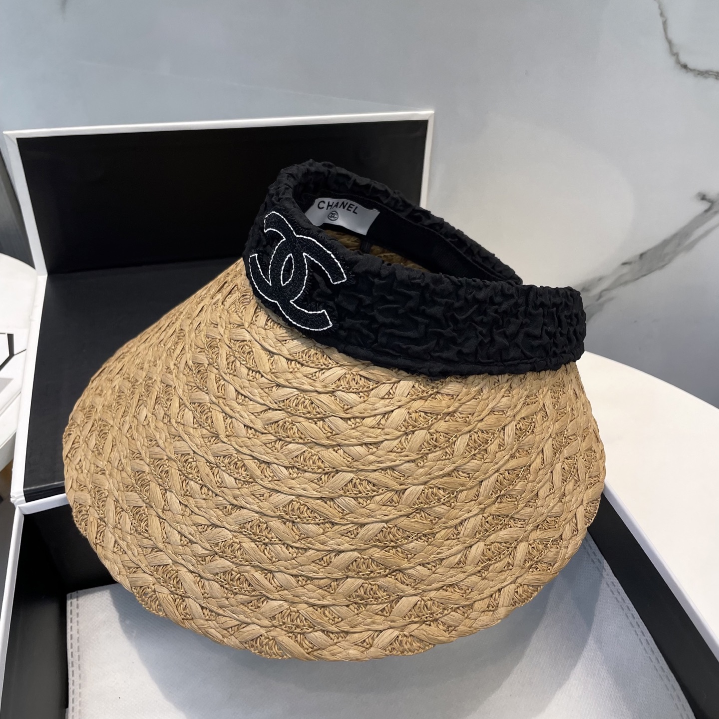  香奈儿新款空顶帽
甜美风
💙帽子整体因为是空顶的所以夏天不会有闷头的感觉并且不挑发型 脸型！防晒效果不