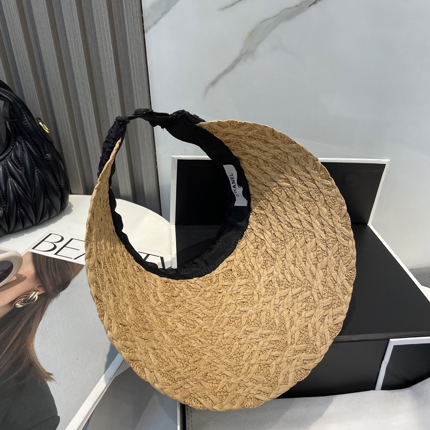  香奈儿新款空顶帽
甜美风
💙帽子整体因为是空顶的所以夏天不会有闷头的感觉并且不挑发型 脸型！防晒效果不