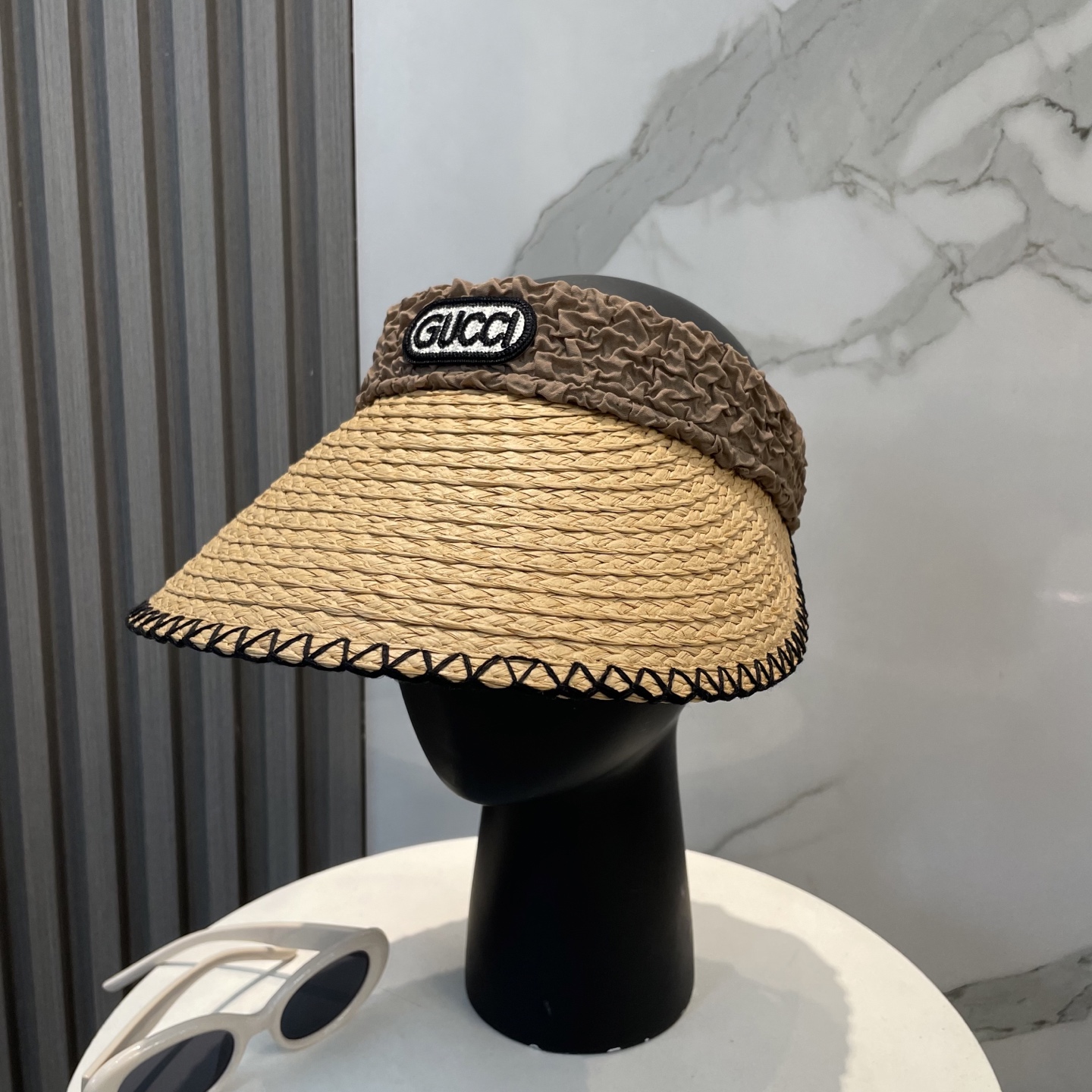  古奇Gucci新款空顶帽
甜美风
💙帽子整体因为是空顶的所以夏天不会有闷头的感觉并且不挑发型 脸型！防