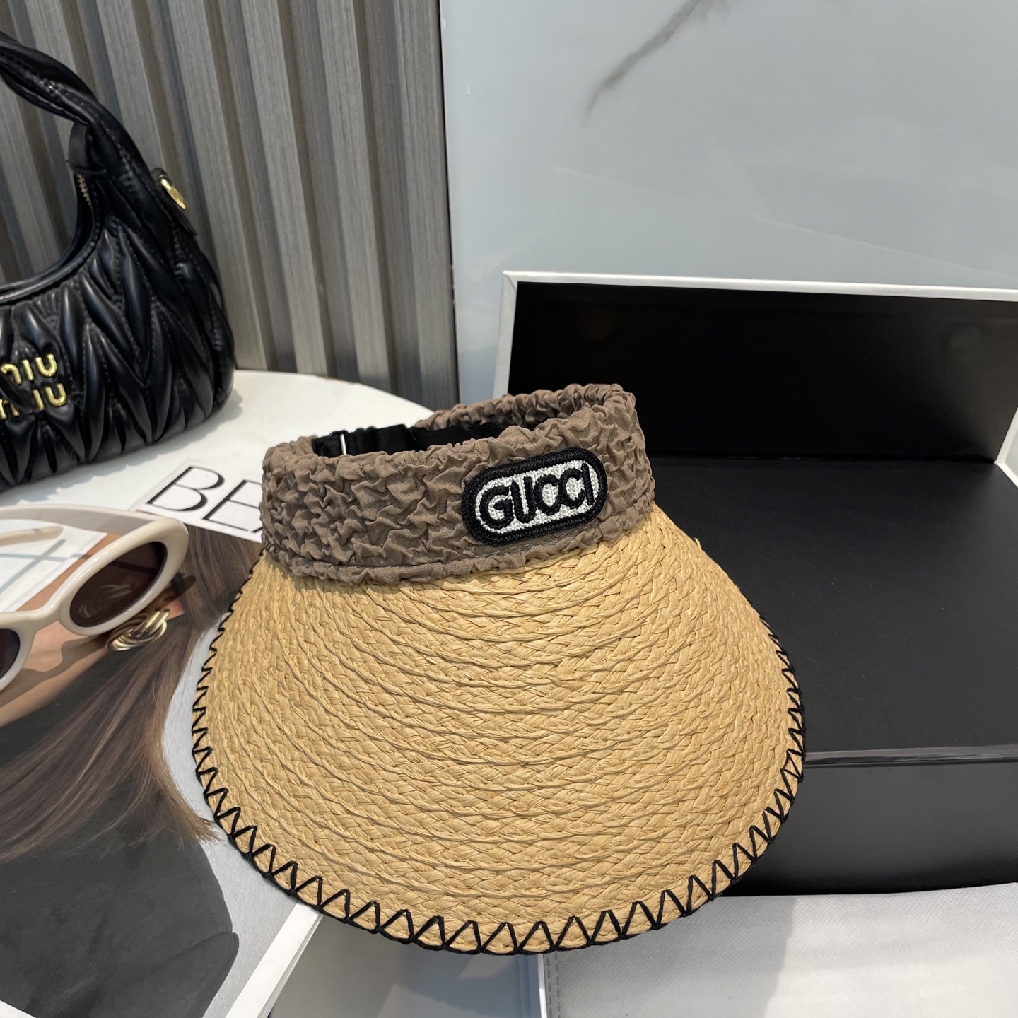  古奇Gucci新款空顶帽
甜美风
💙帽子整体因为是空顶的所以夏天不会有闷头的感觉并且不挑发型 脸型！防