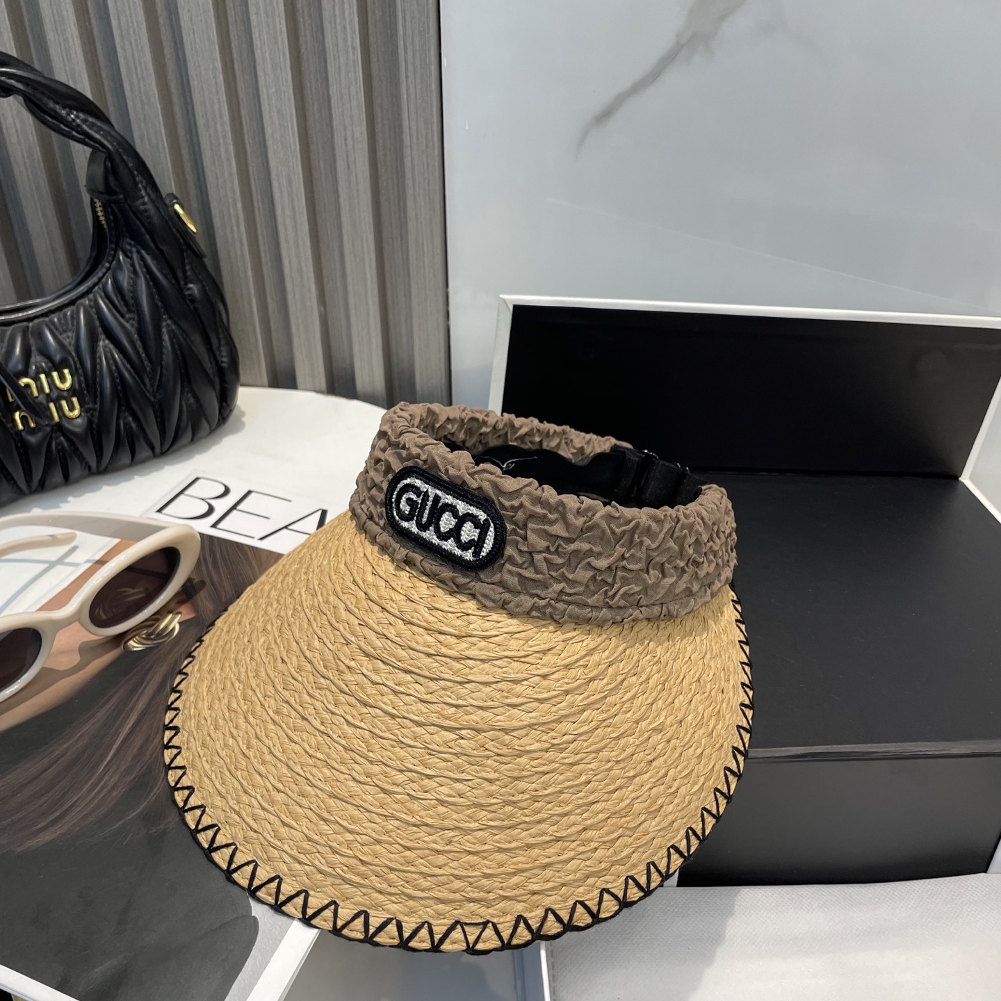  古奇Gucci新款空顶帽
甜美风
💙帽子整体因为是空顶的所以夏天不会有闷头的感觉并且不挑发型 脸型！防