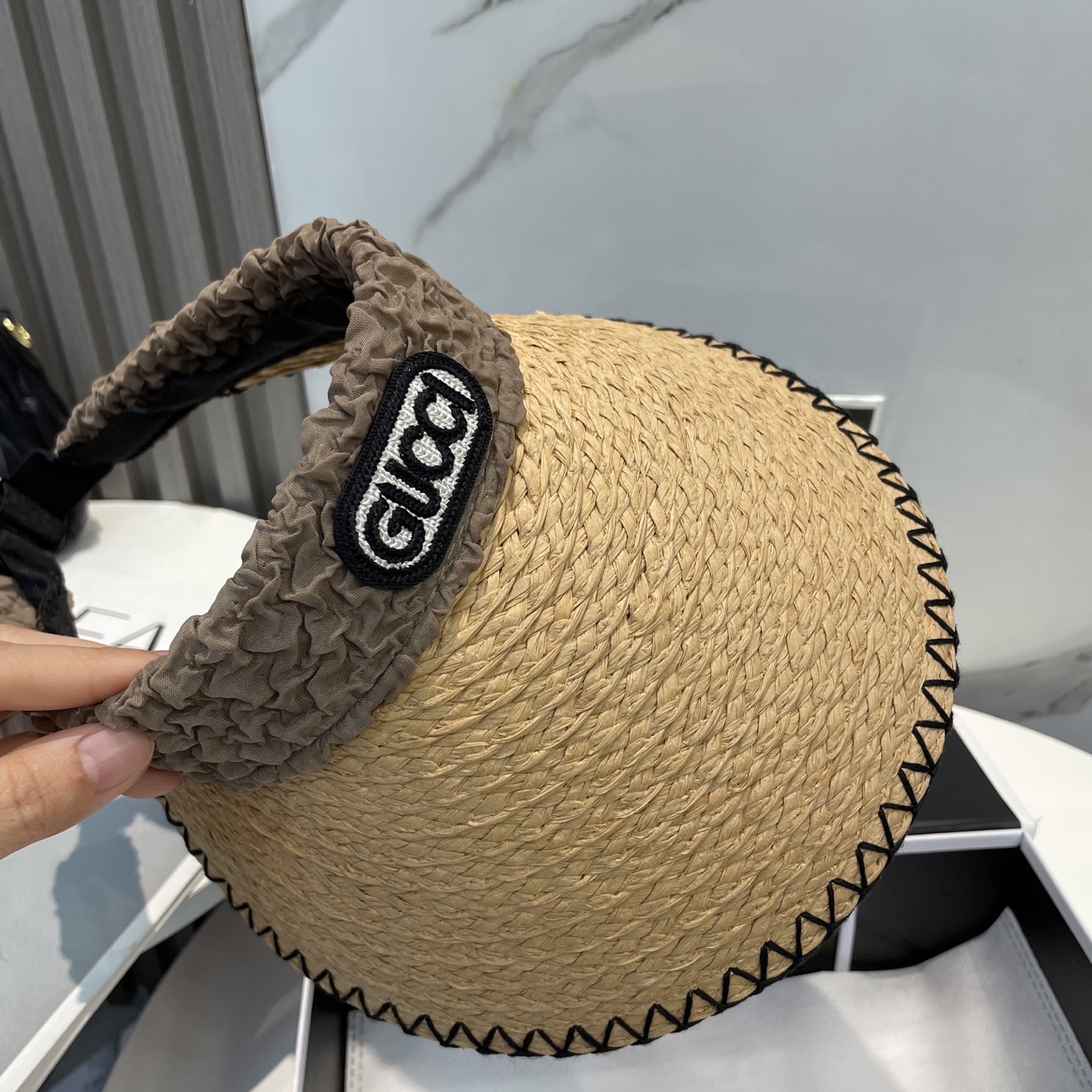  古奇Gucci新款空顶帽
甜美风
💙帽子整体因为是空顶的所以夏天不会有闷头的感觉并且不挑发型 脸型！防