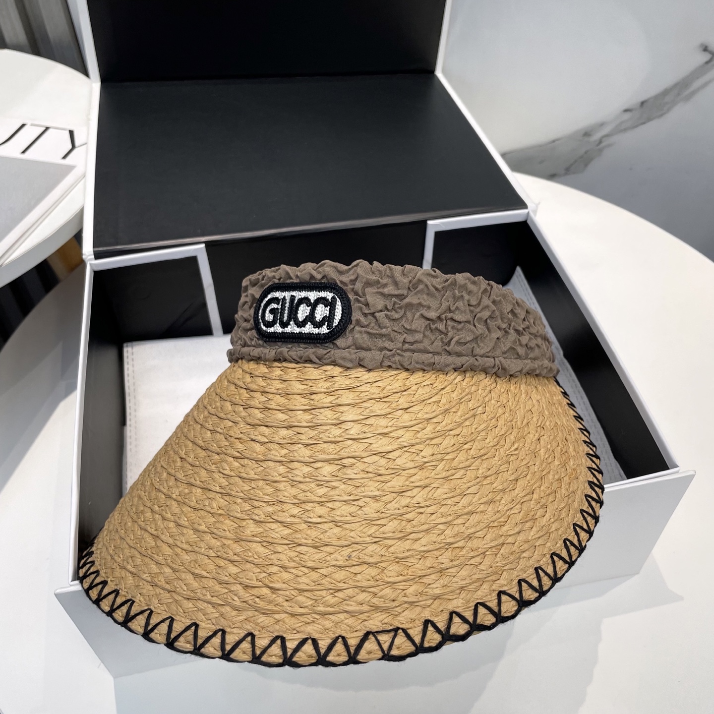  古奇Gucci新款空顶帽
甜美风
💙帽子整体因为是空顶的所以夏天不会有闷头的感觉并且不挑发型 脸型！防