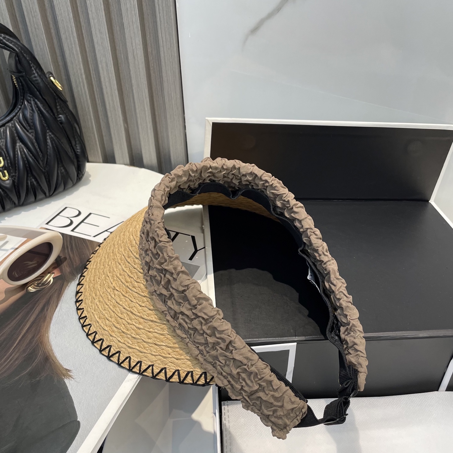  古奇Gucci新款空顶帽
甜美风
💙帽子整体因为是空顶的所以夏天不会有闷头的感觉并且不挑发型 脸型！防