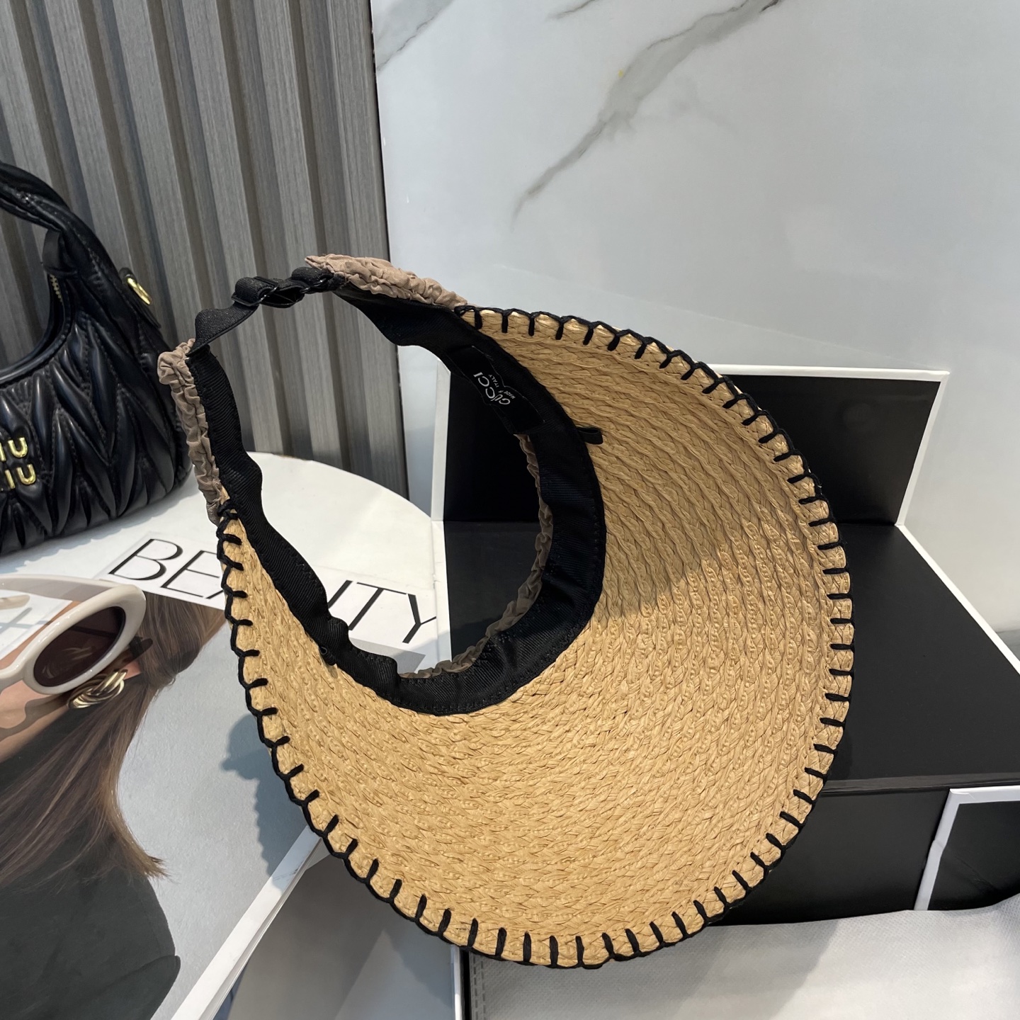  古奇Gucci新款空顶帽
甜美风
💙帽子整体因为是空顶的所以夏天不会有闷头的感觉并且不挑发型 脸型！防