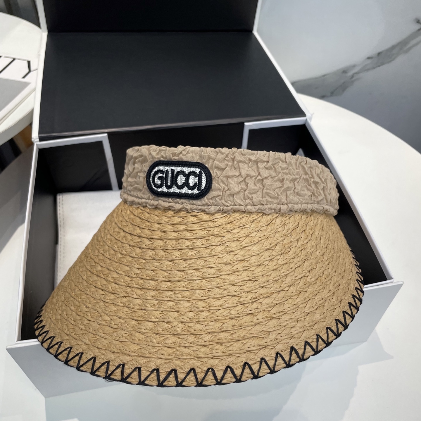  香奈儿新款空顶帽
甜美风
💙帽子整体因为是空顶的所以夏天不会有闷头的感觉并且不挑发型 脸型！防晒效果不