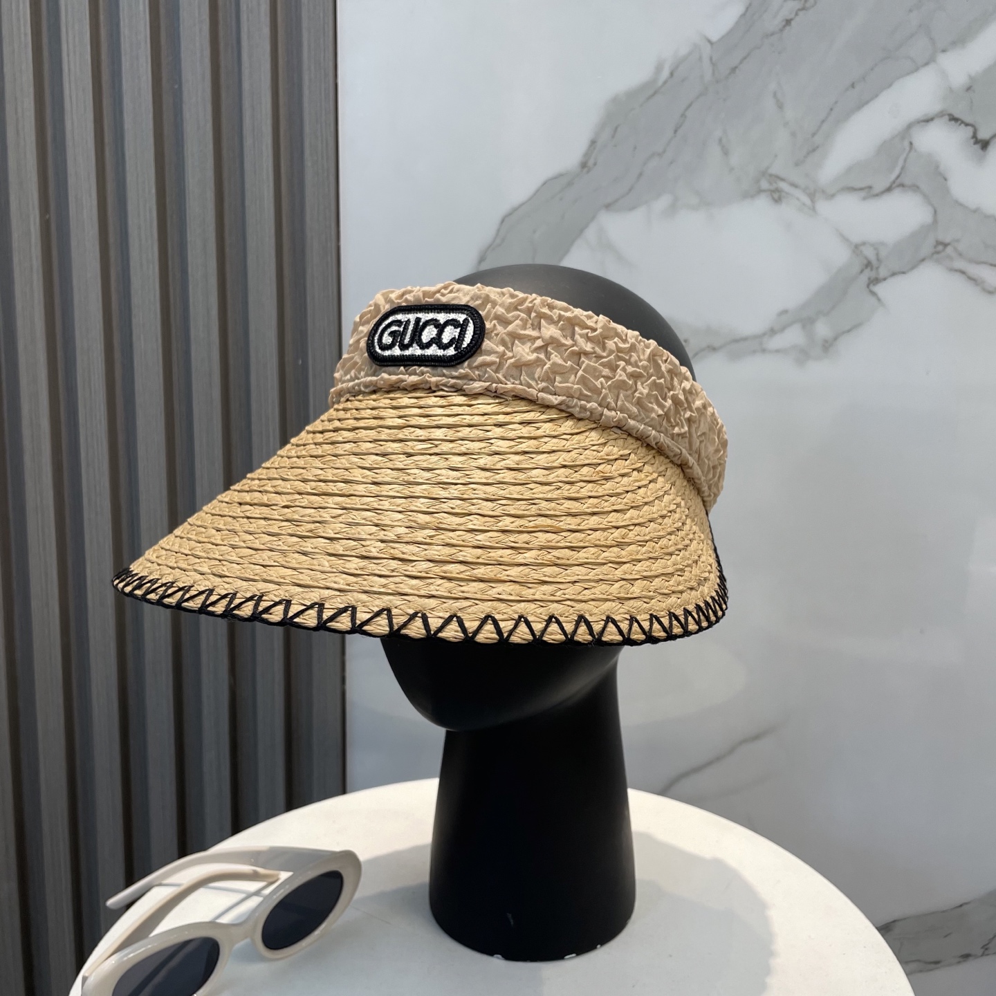  香奈儿新款空顶帽
甜美风
💙帽子整体因为是空顶的所以夏天不会有闷头的感觉并且不挑发型 脸型！防晒效果不