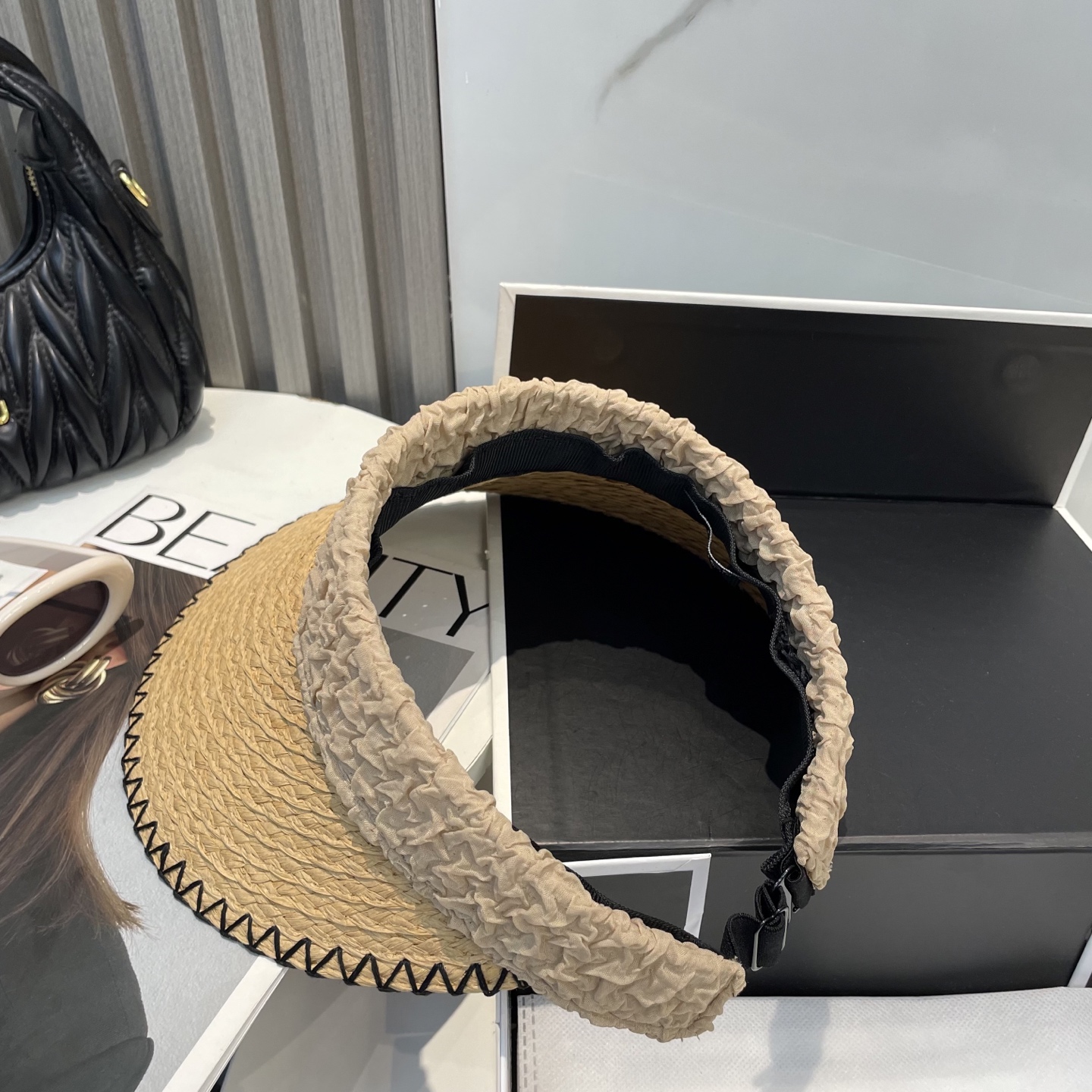  香奈儿新款空顶帽
甜美风
💙帽子整体因为是空顶的所以夏天不会有闷头的感觉并且不挑发型 脸型！防晒效果不