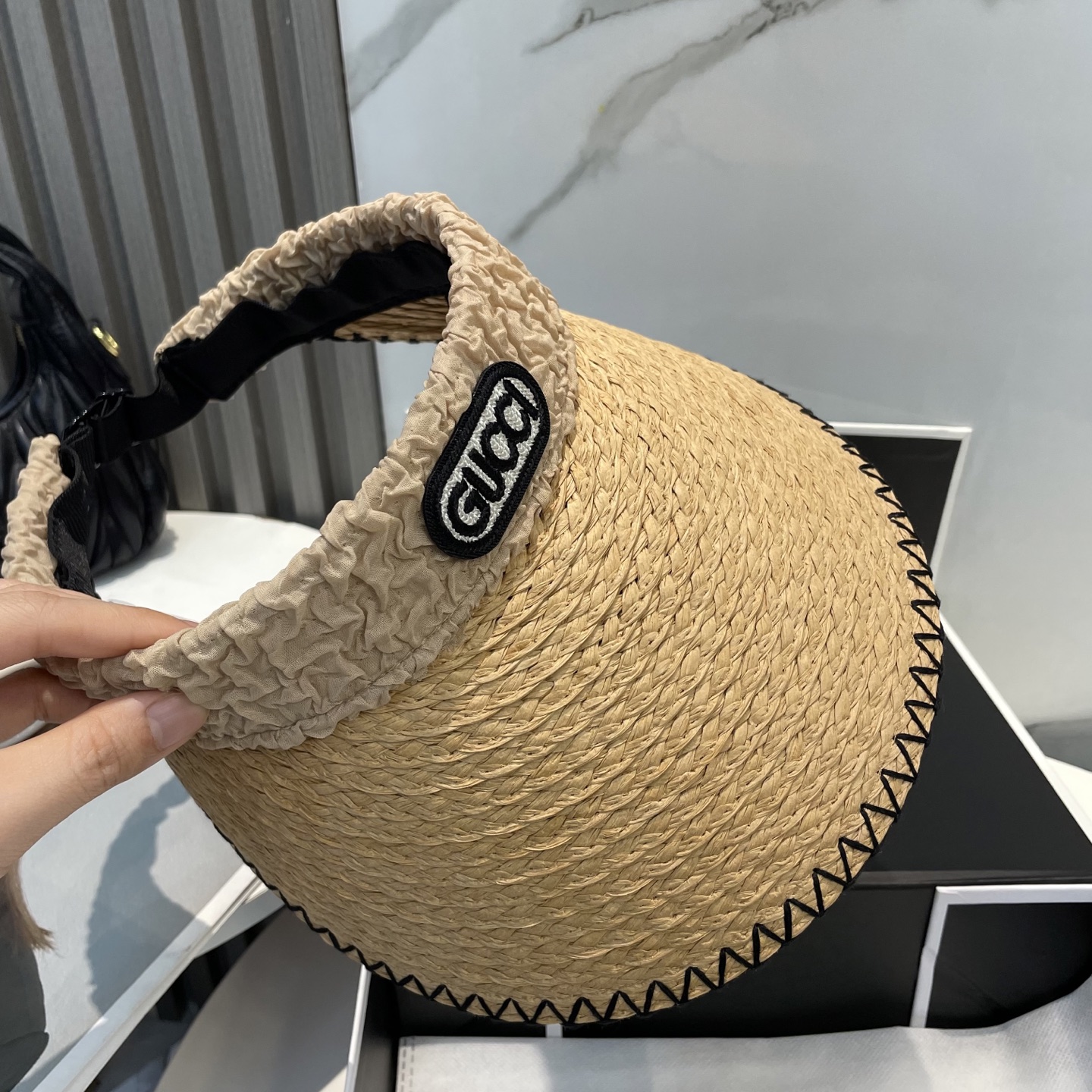  香奈儿新款空顶帽
甜美风
💙帽子整体因为是空顶的所以夏天不会有闷头的感觉并且不挑发型 脸型！防晒效果不